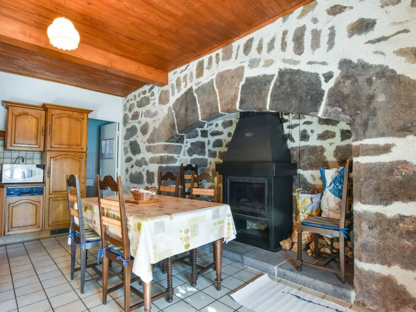 Spacious Holiday Home near Forest in Auvergne