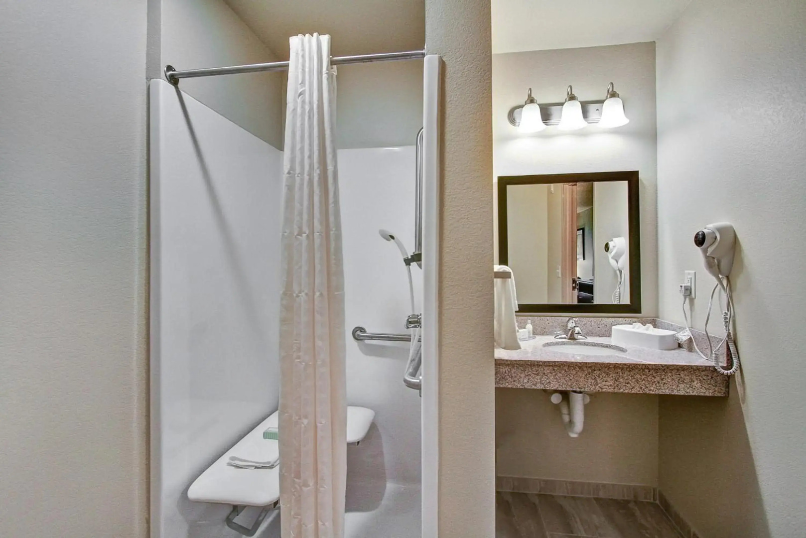 Cobblestone Hotel & Suites – Pulaski/Green Bay