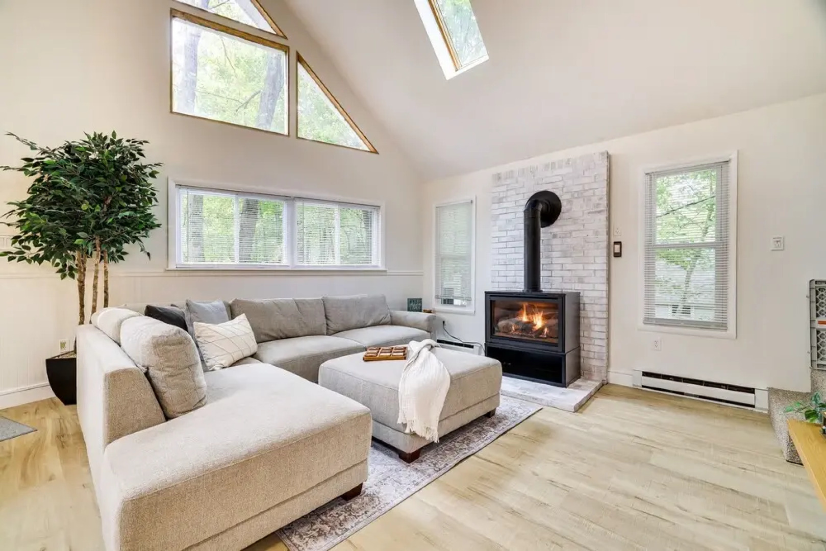 Lake Access, Fire Pit & Game Room: Poconos Gem