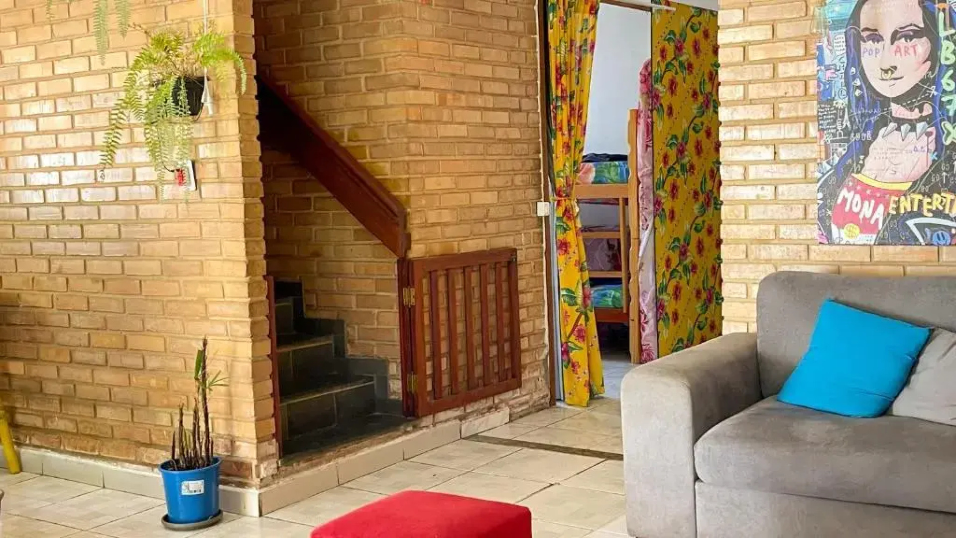 Pousada Hostel São Jorge ------Quartos priv com ar condicionado Liberado das 20h as 08 30hs 1 minuto a pé da praia