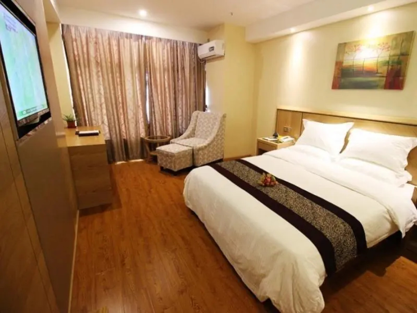 GreenTree Inn Jiangsu Wuxi Huishan High-Speed Rail Qianzhou Chongwen Road Business Hotel