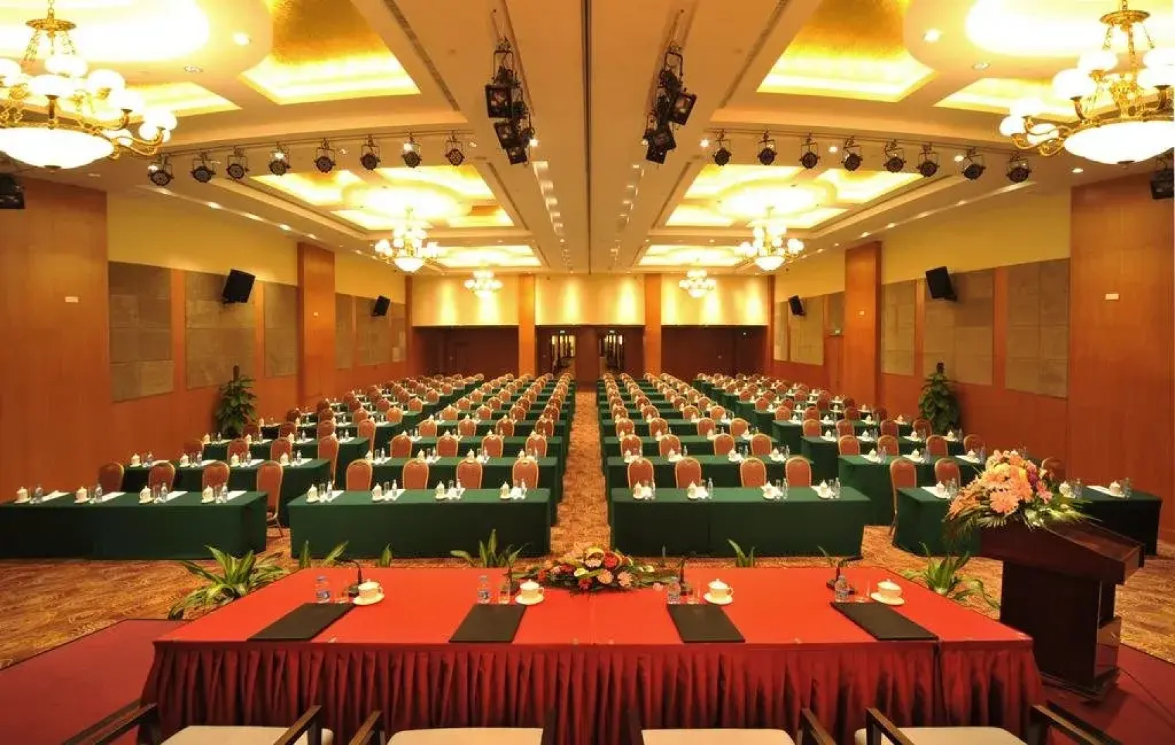 Yining Huarui Business Hotel