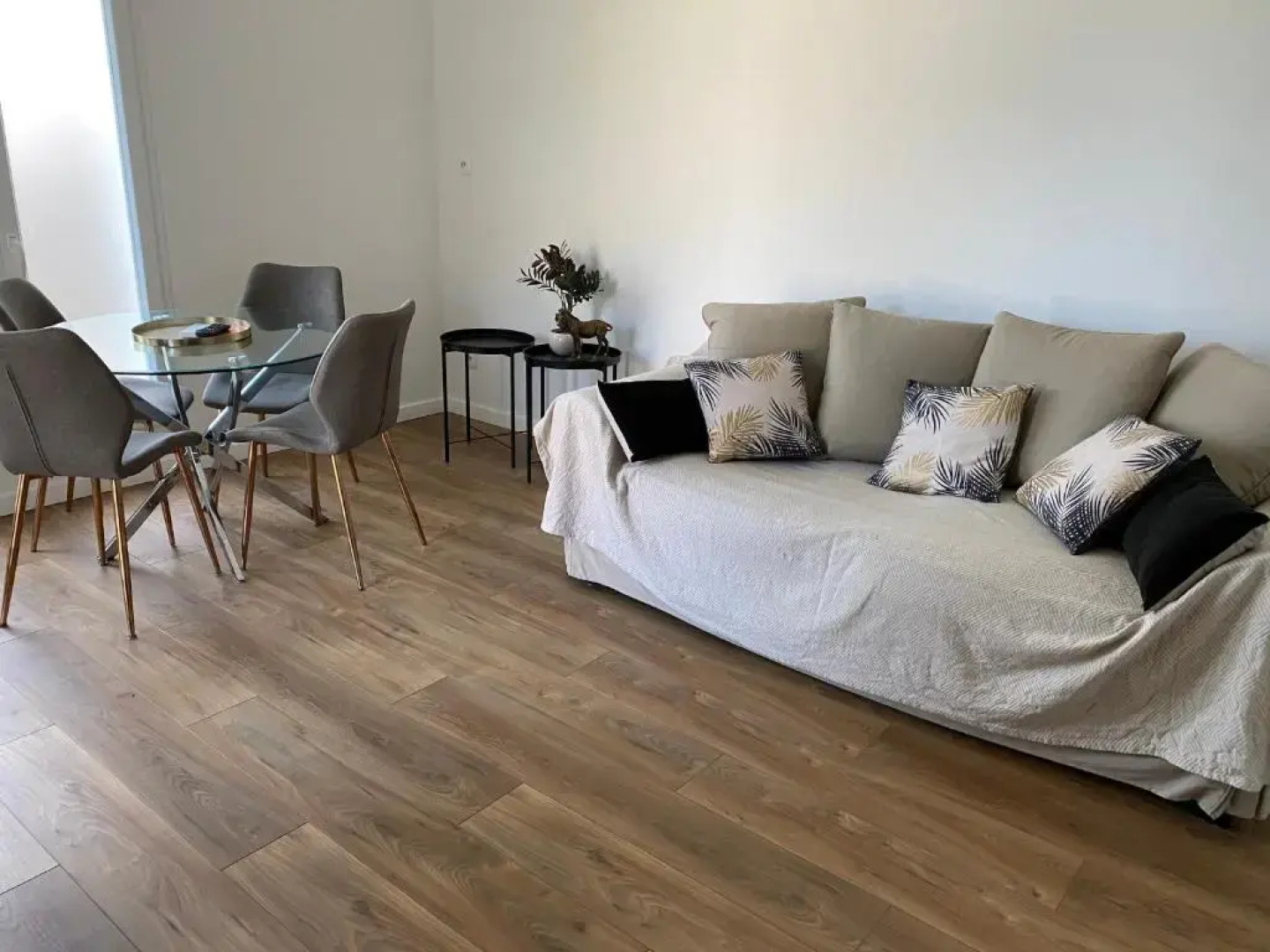 HOME SWEET HOME 2 pièces 42 m2 Chambre, salon, cuisine, grande terrasse, parking proche centre ville et mer