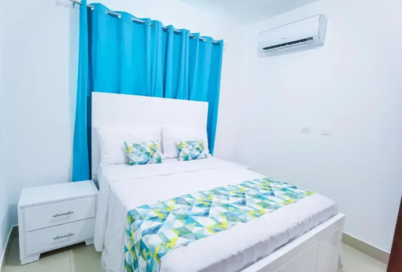 Se renta apartamento amueblado , ubicados en Santiago , 3 habitaciones , 2 bańos , 2 parqueo , área de juego y Piscina.