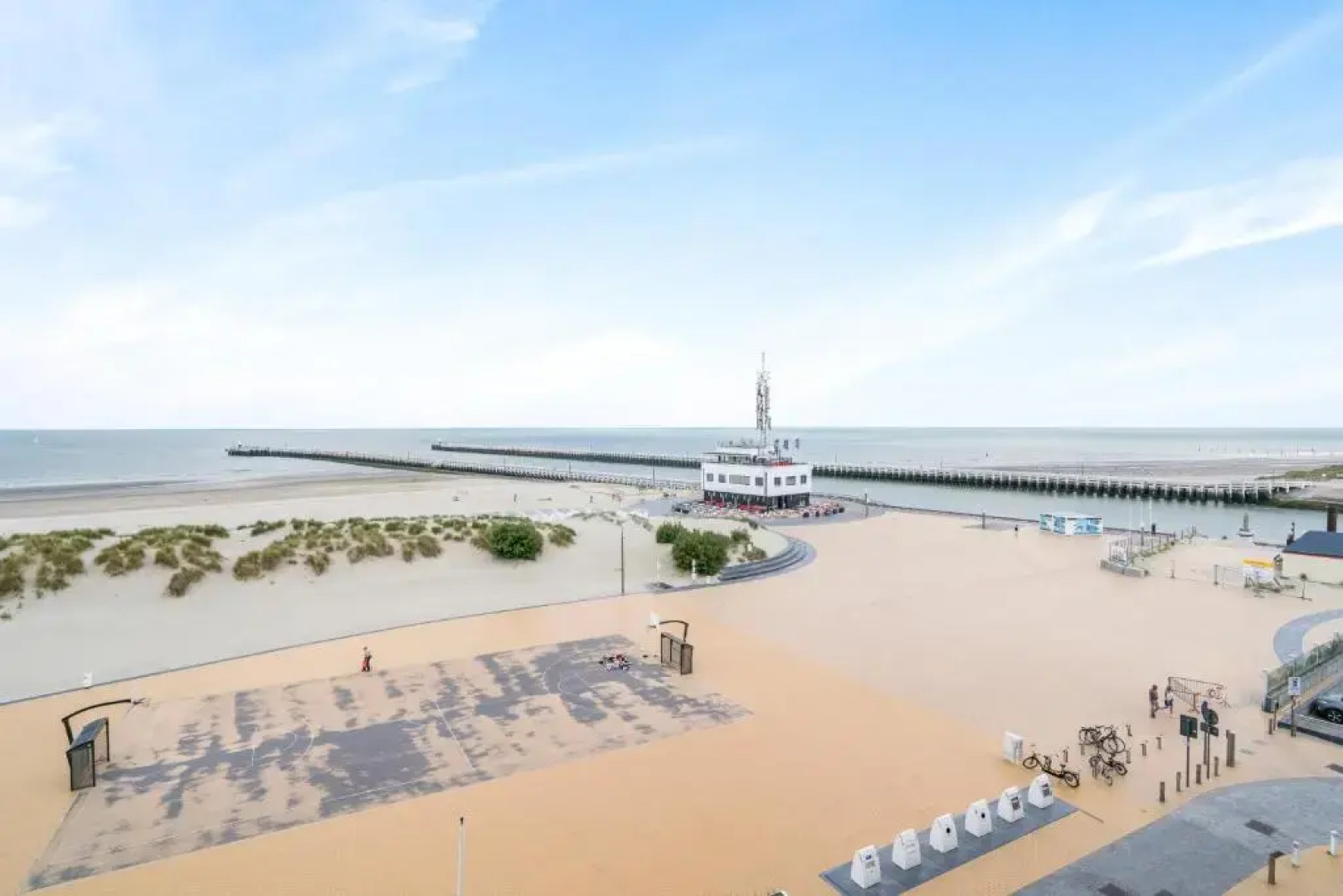 Moderne Studio Met Fantastisch Frontaal Zeezicht