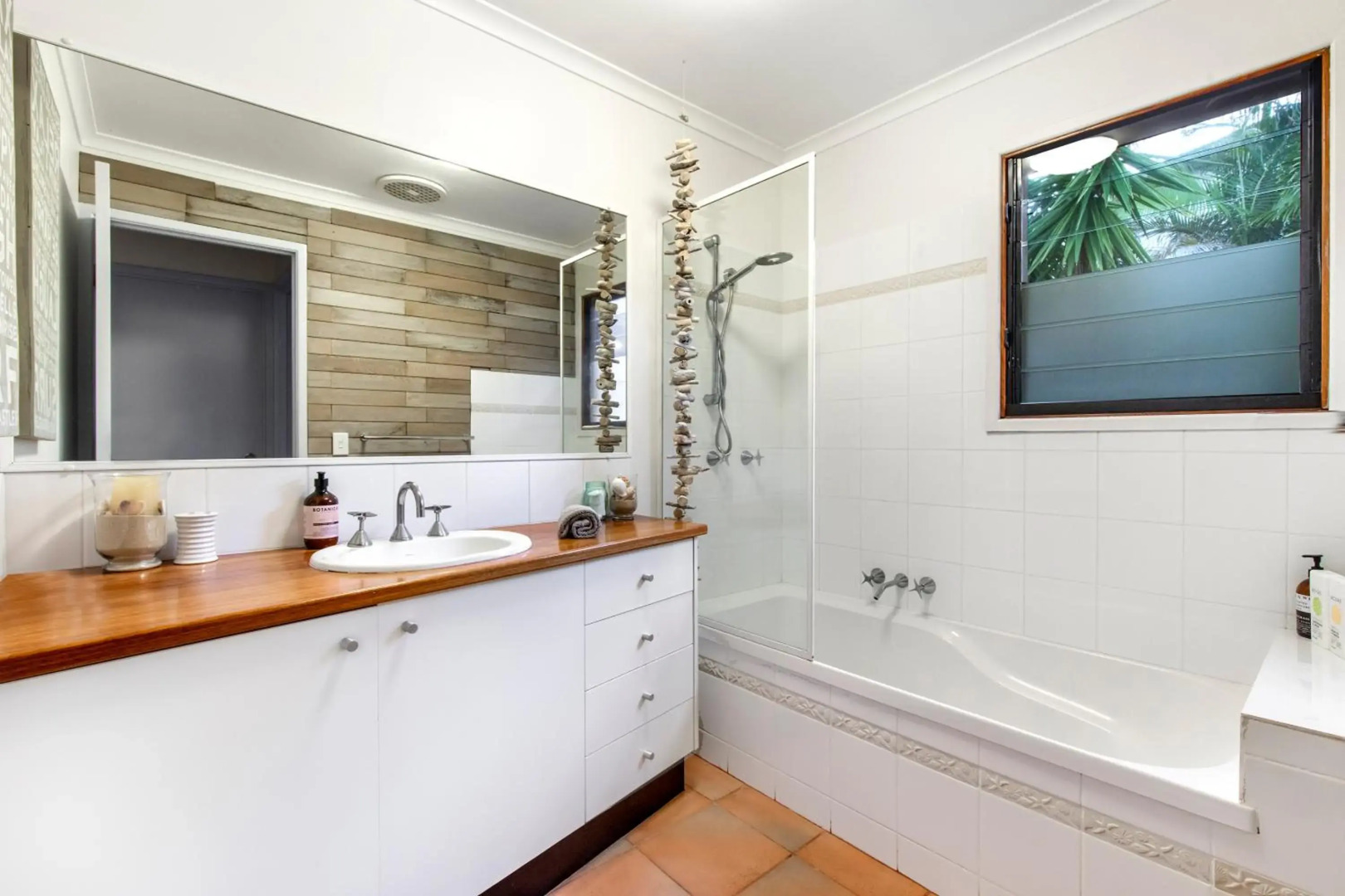 Cool Noosa Home. Central location. A/C. Gym. WIFI. Netflix