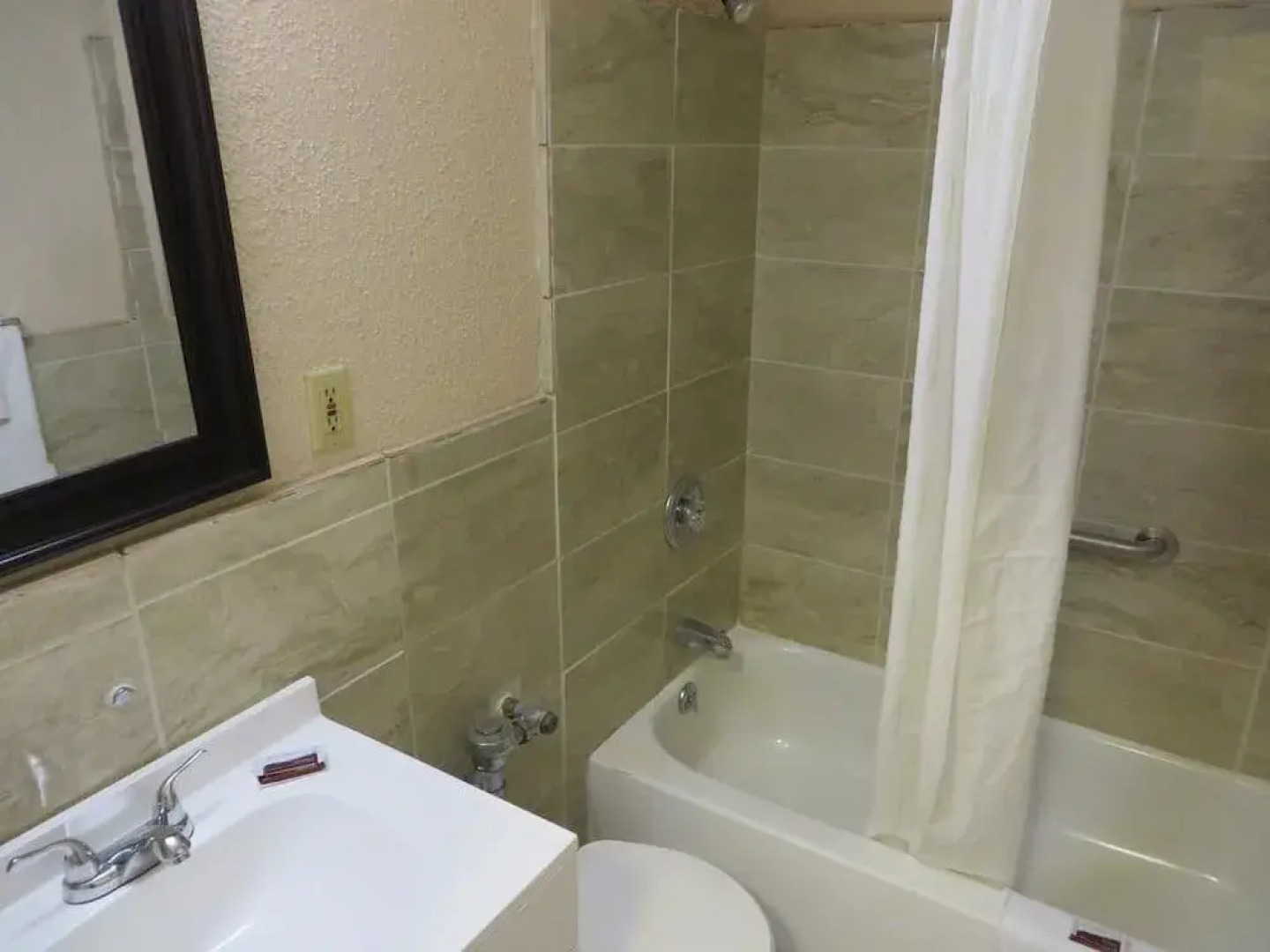 Budgetel Inn & Suites