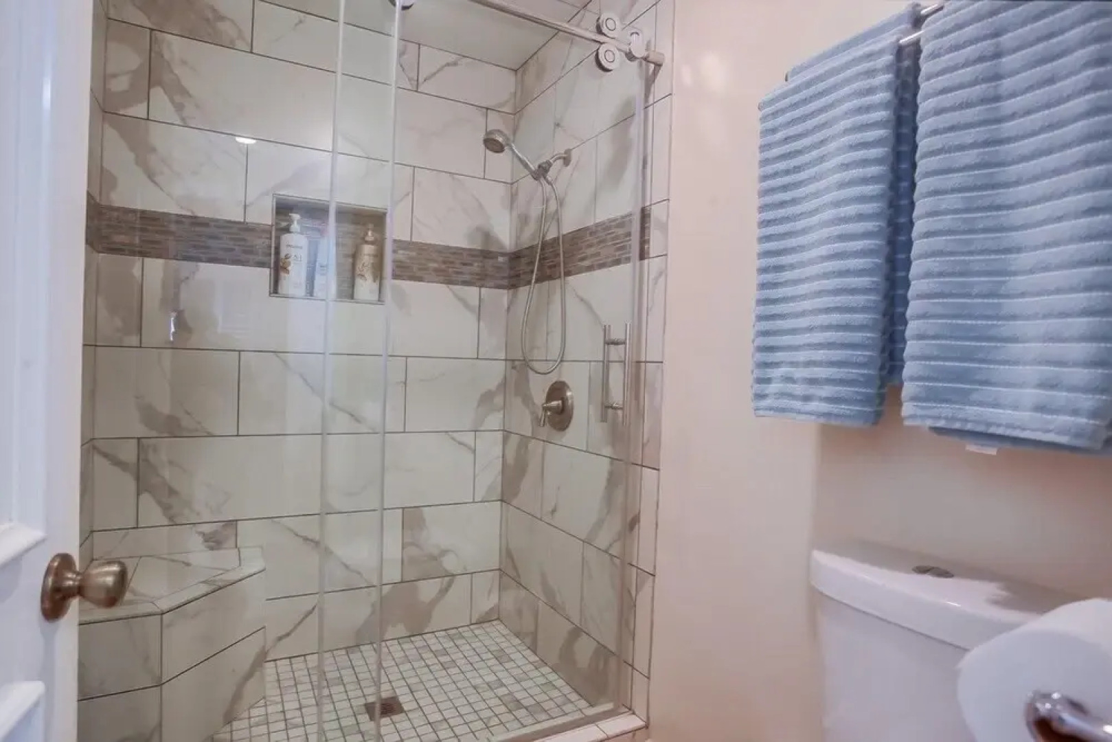 Oceanfront 1 bedroom, Pool, Spa, Beach Access by RedAwning