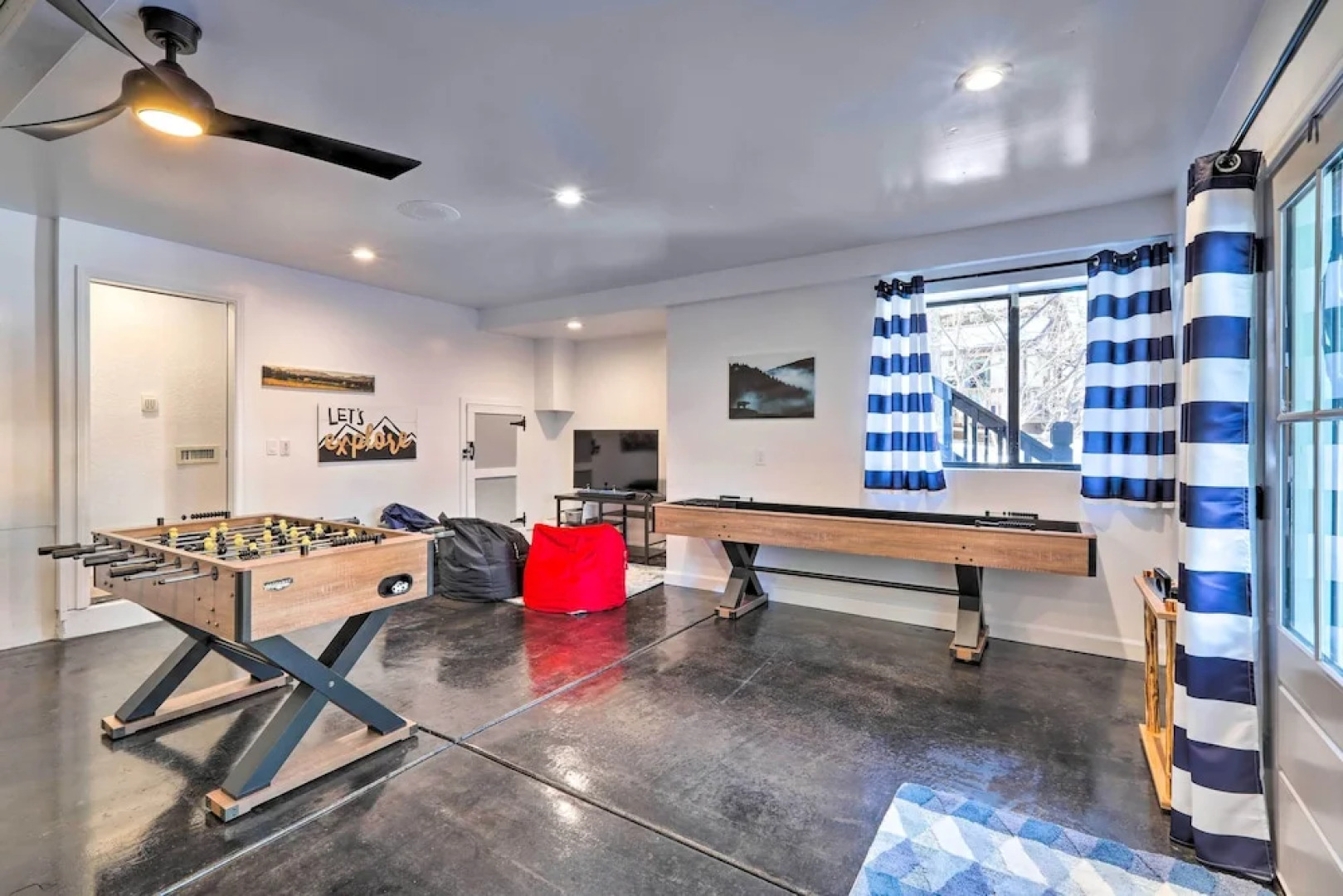 Mtn-view Cabin w/ Game Room & Deck in Flagstaff