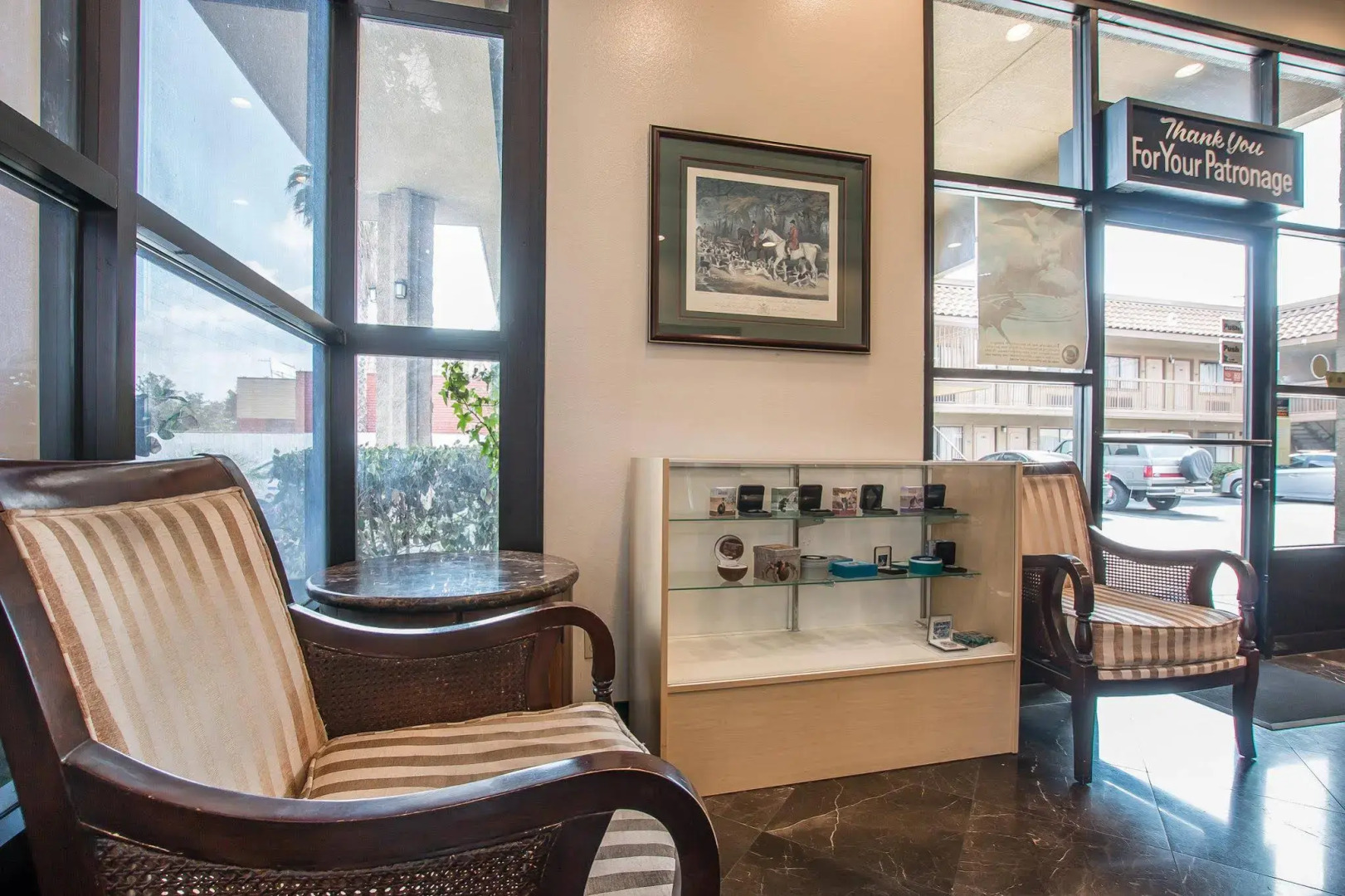 Palm Inn Hotel near Tyler Mall Riverside