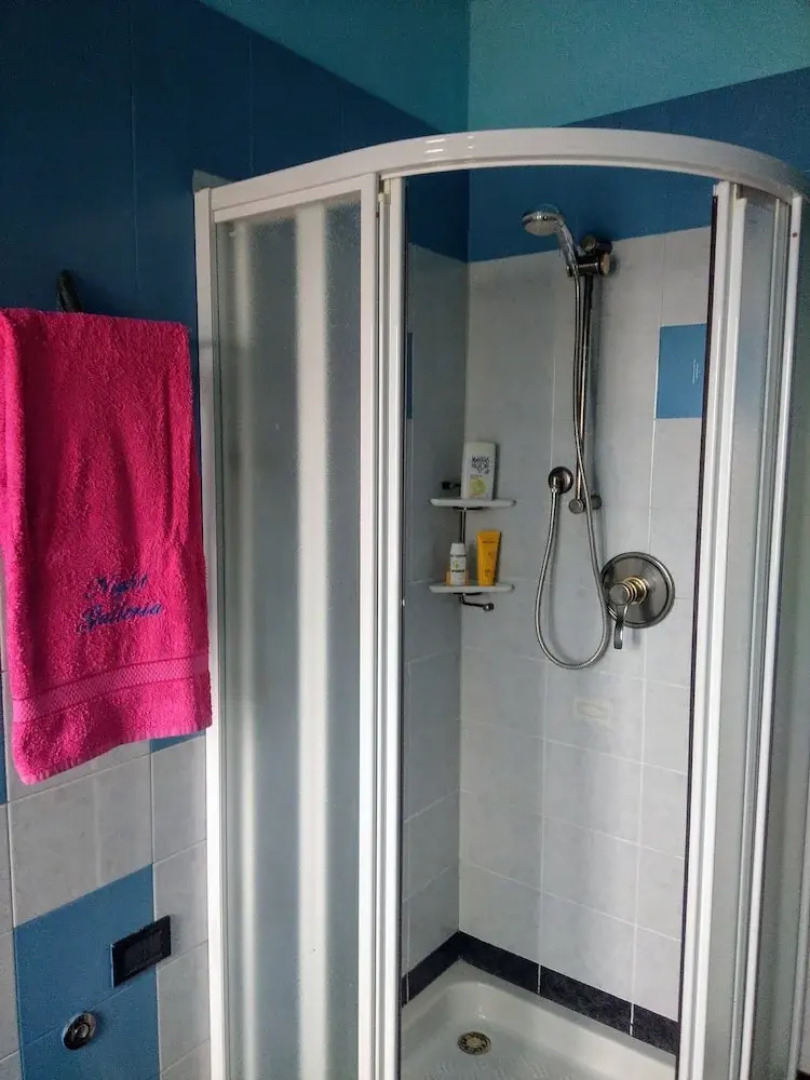 Night Galleria - bed & art