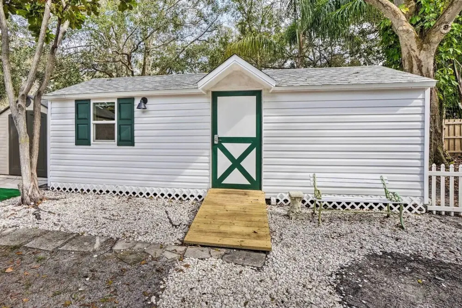 Tropical Palm Harbor Studio: Walk to Gulf!