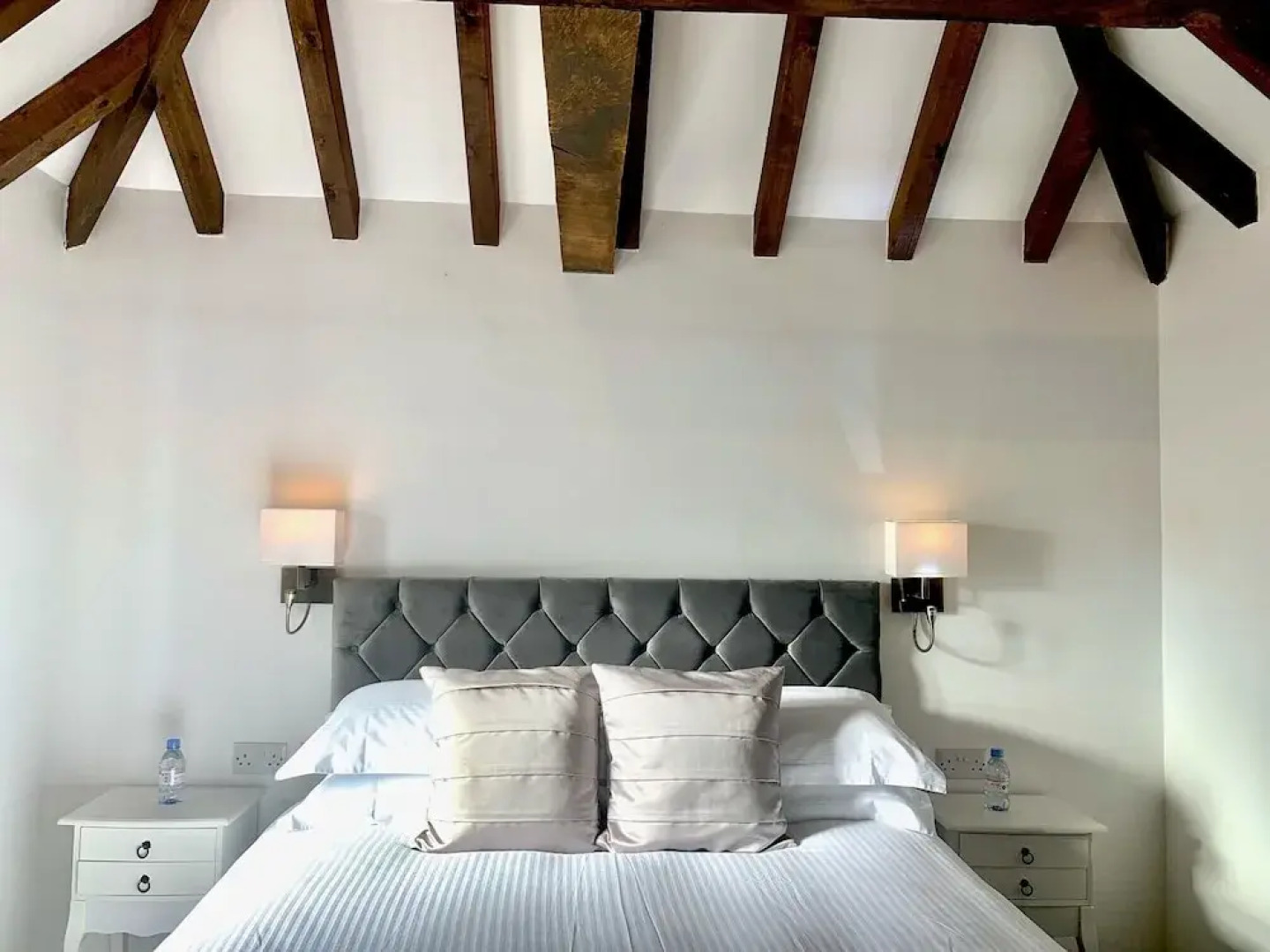 Flint Cottage - Sleeps 6 - Private Woodland