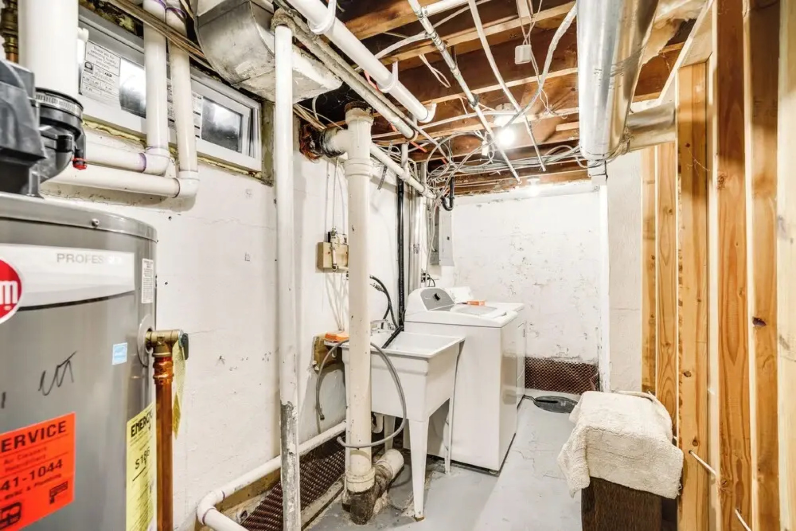 8 Mi to Downtown: Convenient Minneapolis Home