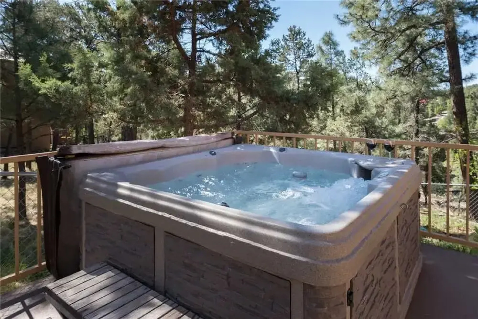 2 Sisters Mountain Home - Three Bedroom Cabin with Hot Tub