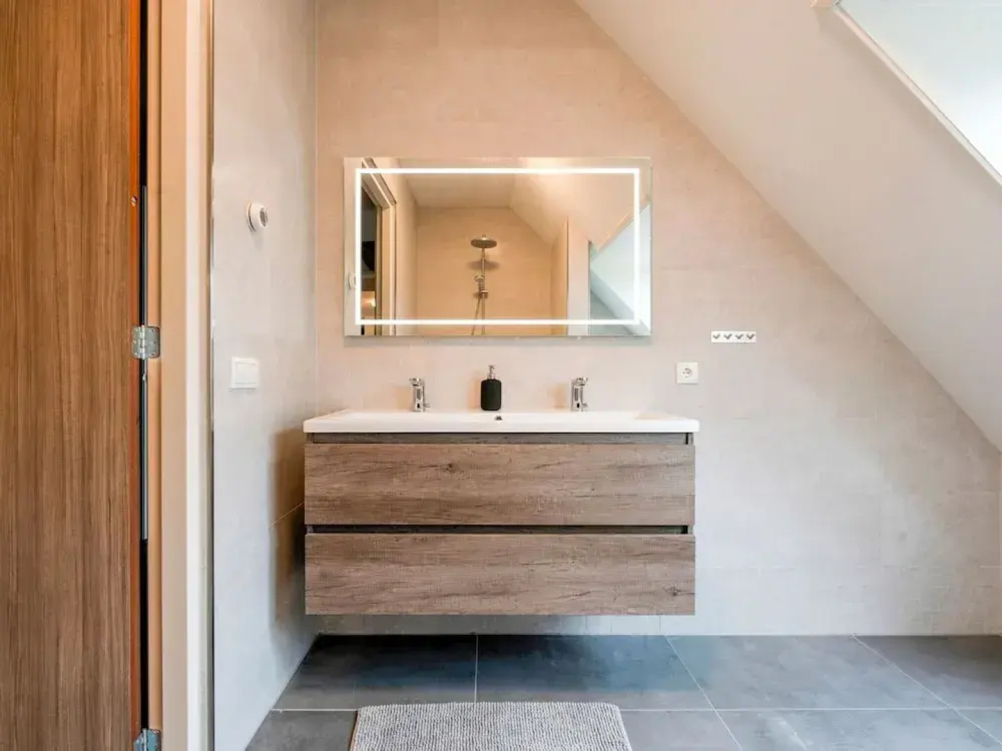 Spacious Farmhouse With Sauna, Hottub