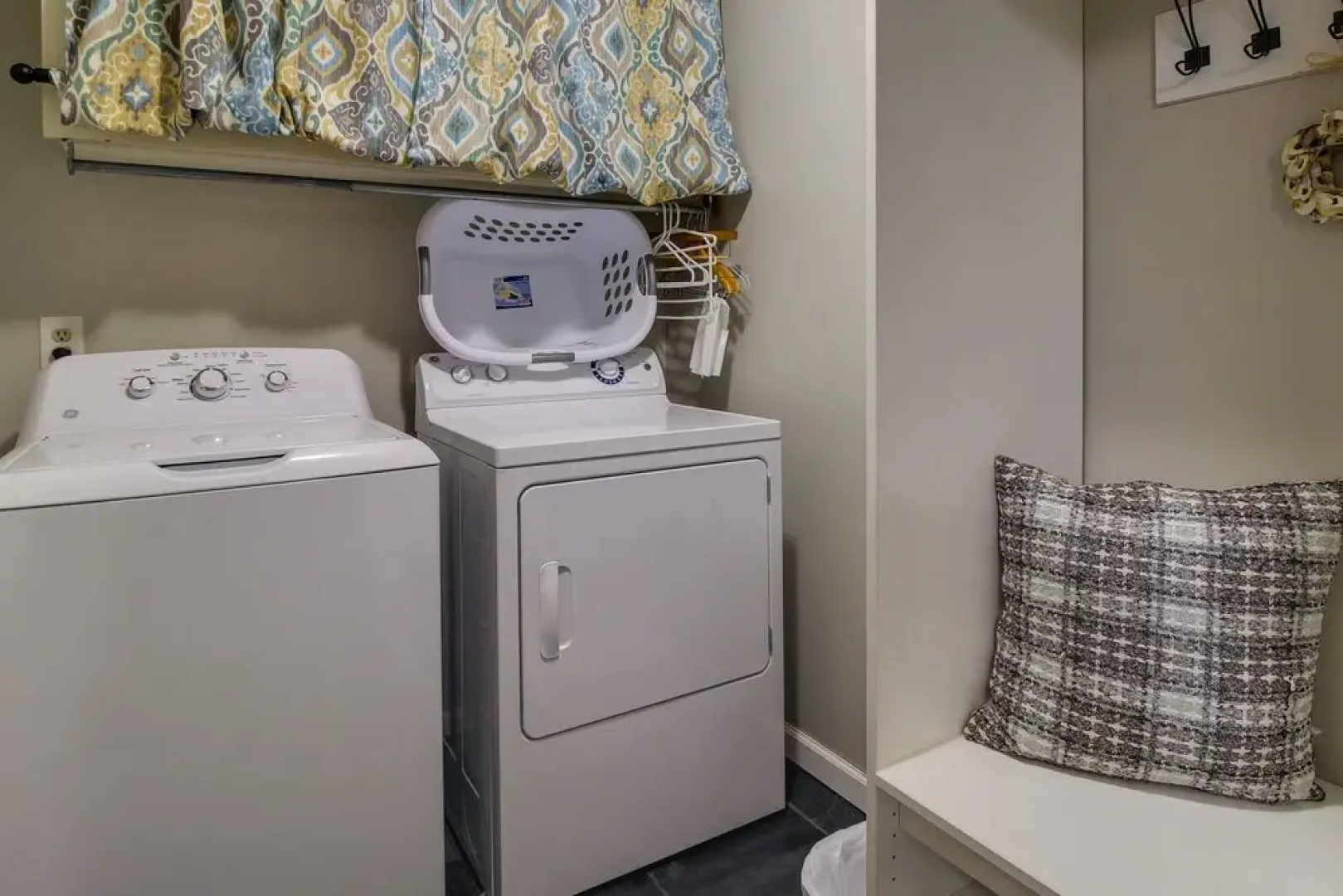 Sunny Savannah Home w/ Hot Tub ~ 10 Mi to Downtown