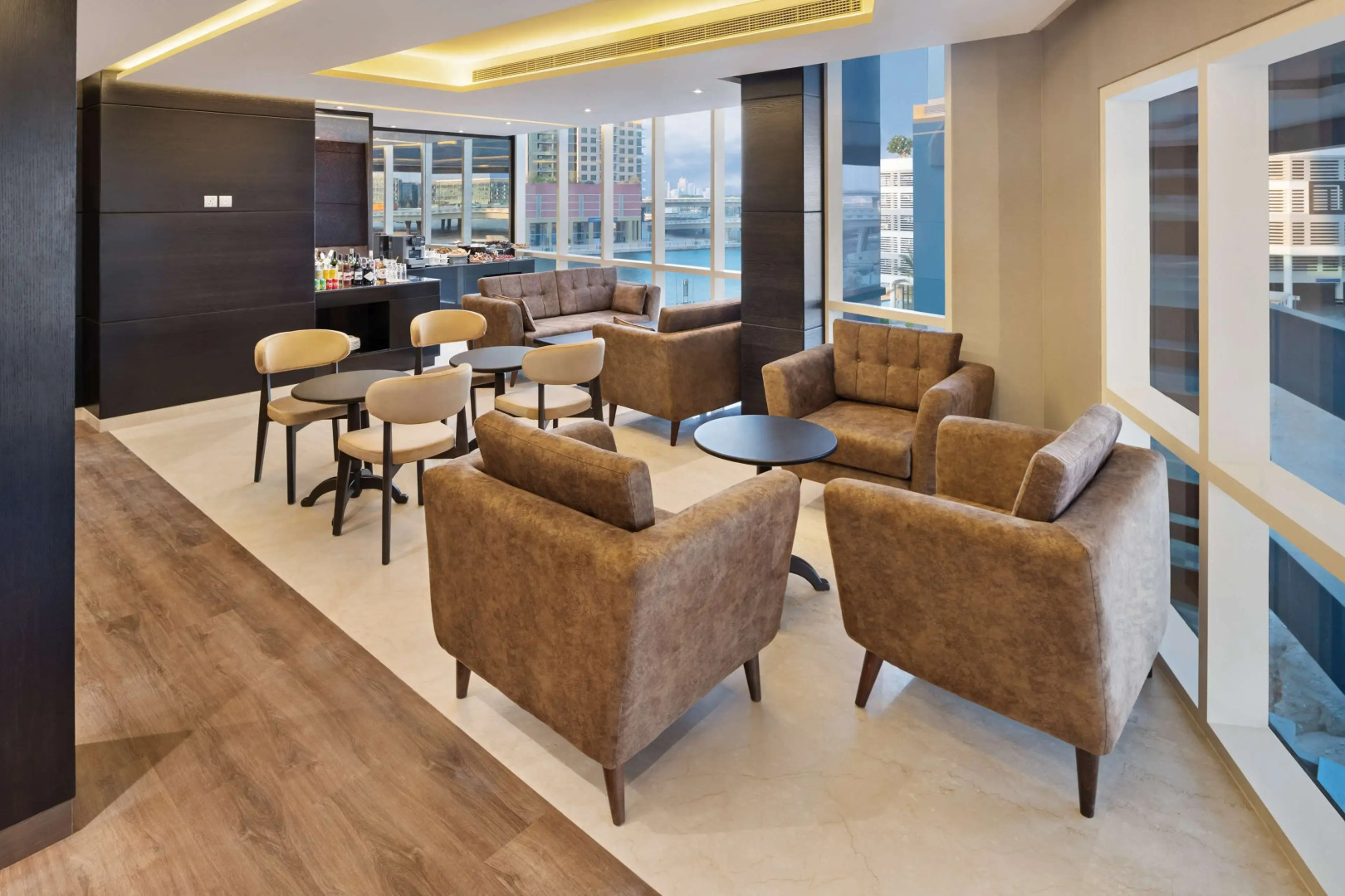 Отель Radisson Blu Hotel, Dubai Canal View