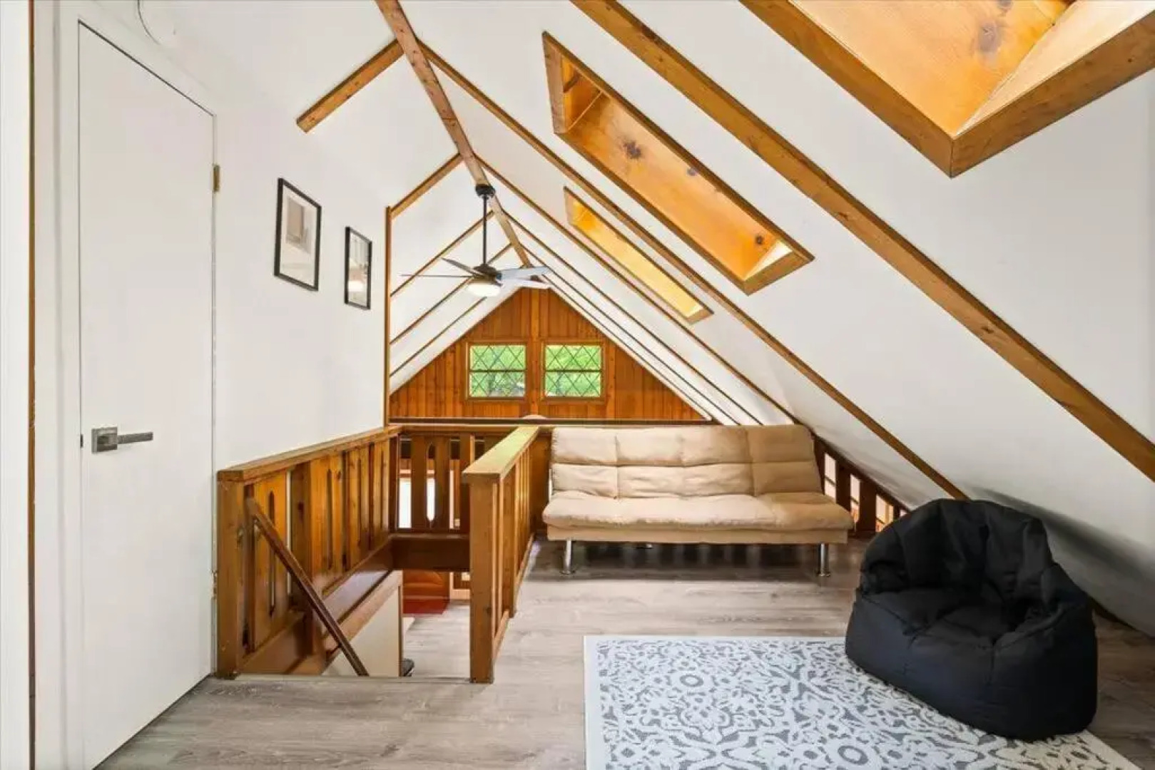 The Gingerbread House: 4 BR chalet, w/ Sunroom/Deck, sleeps 12, modern amenities