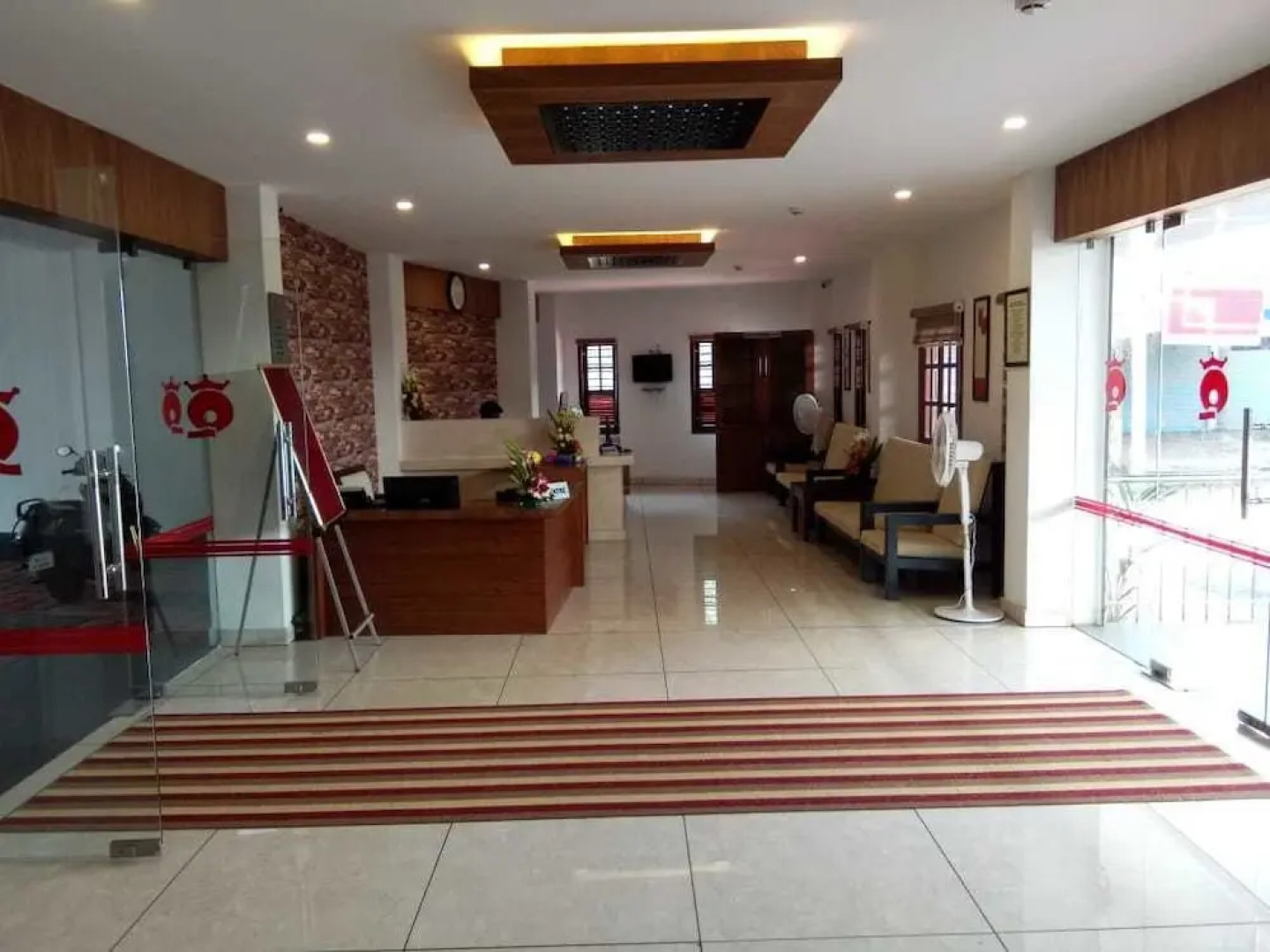 OYO 5077 Queens Hotel