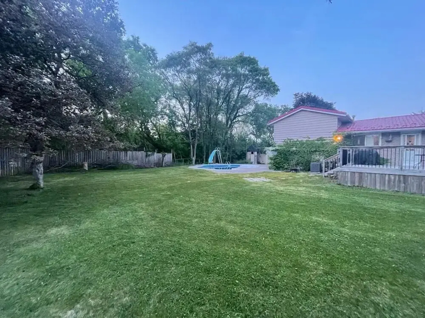 Bungalow With Cozy 4 Bedrooms on a Large Property Lot ! Late Check-out