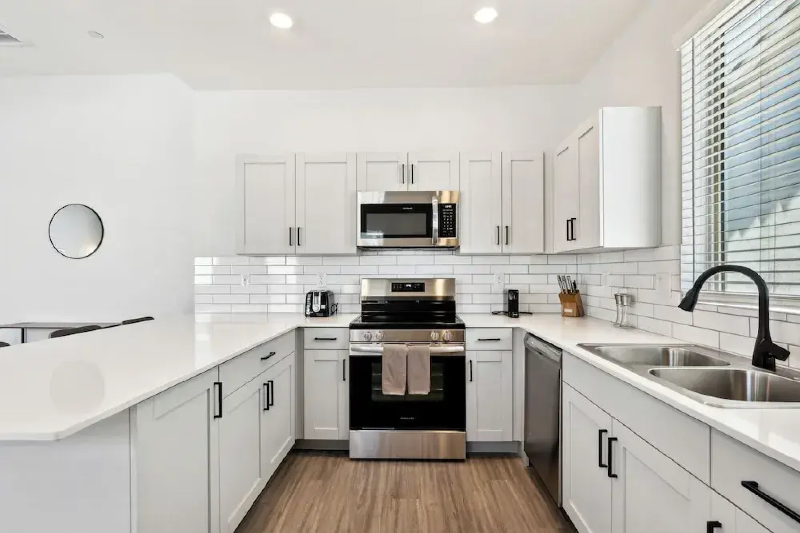 Sparkling Modern Home with Pool BBQ