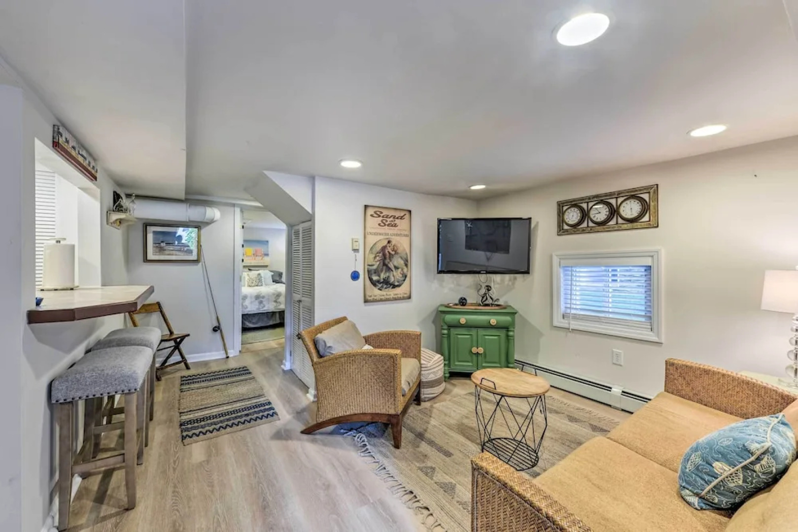 Cozy Ventnor Getaway: Walk to Public Beach!