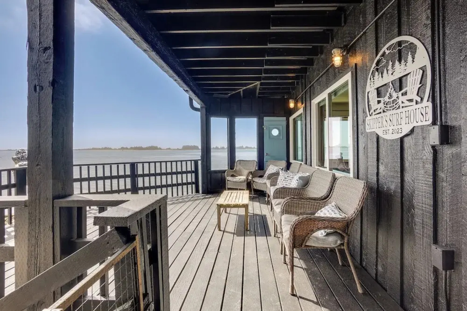 Waterfront Coos Bay Retreat w/ Kayaks!