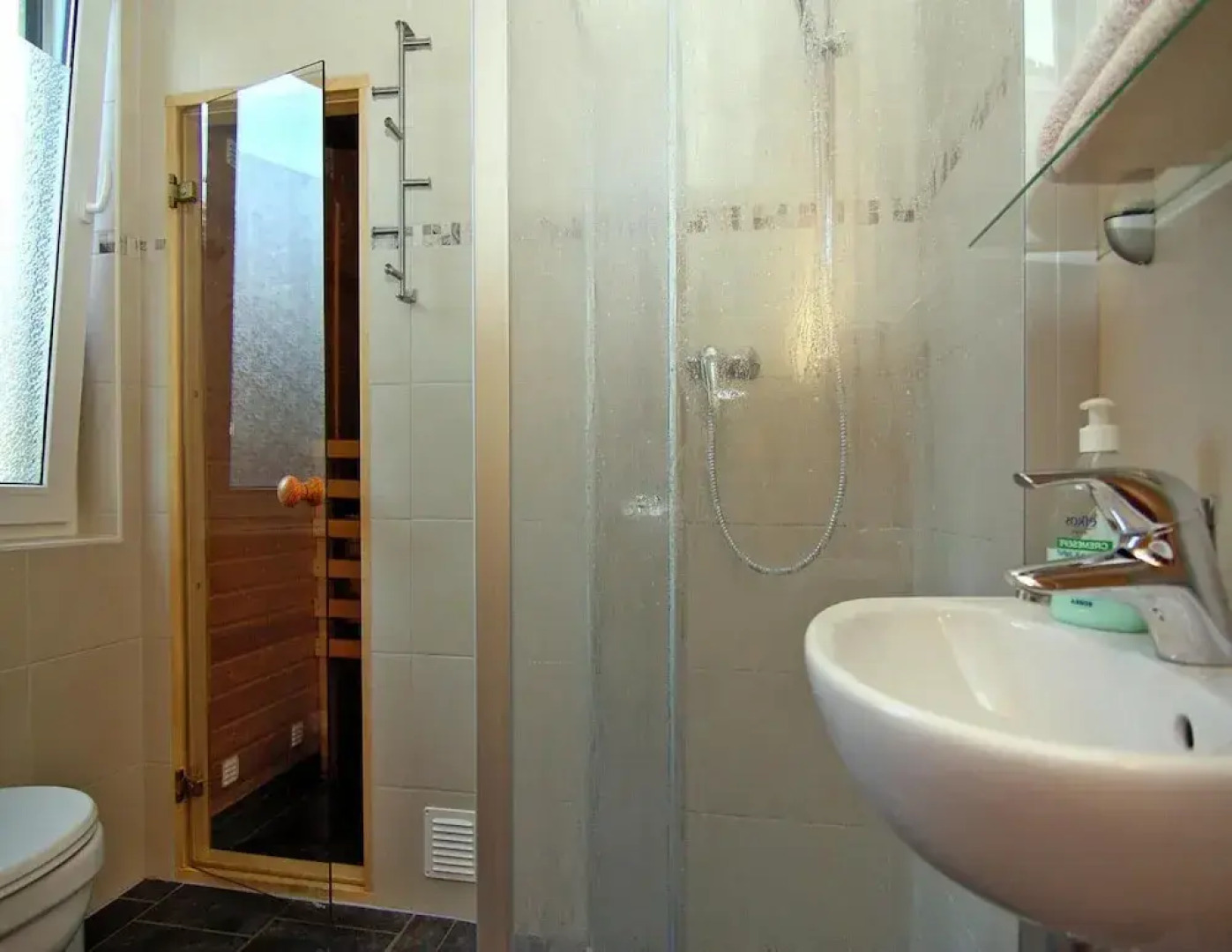 Doppelhaushaelfte am Hafen von Neuendorf