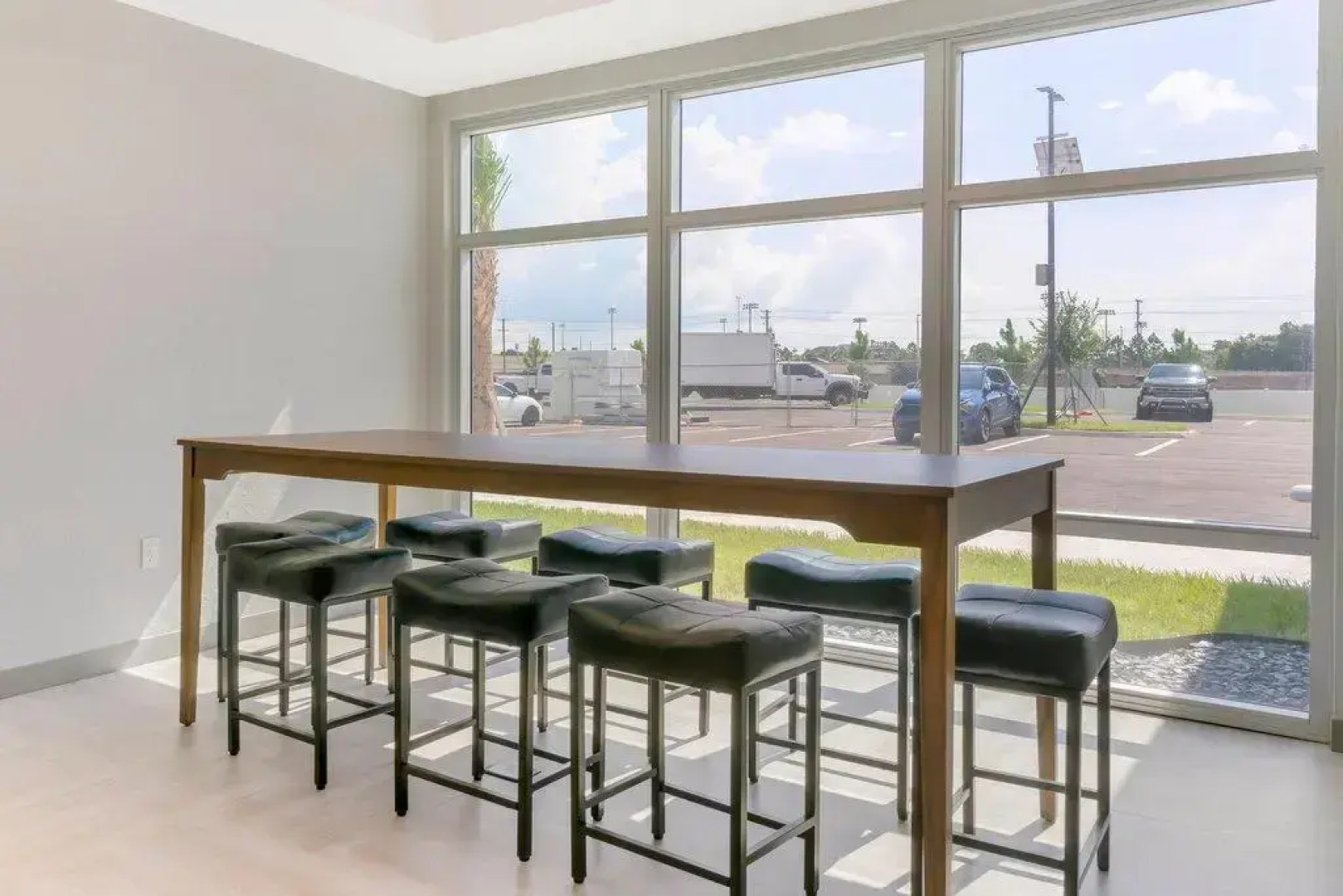 HomeTowne Studios by Red Roof Tampa - Airport