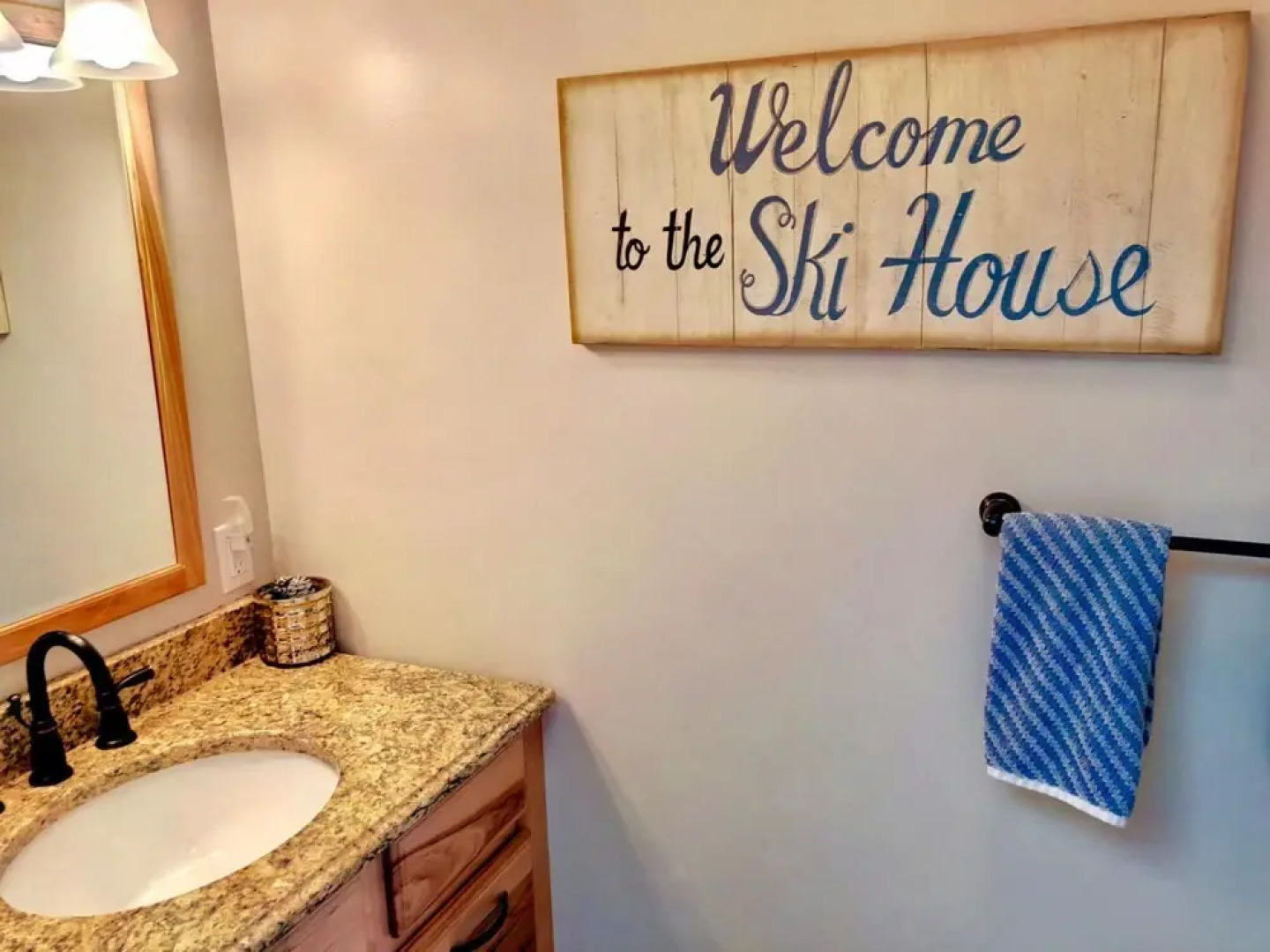O7 Slopeside Bretton Woods Resort cottage with upscale stylings cozy decor tons of space