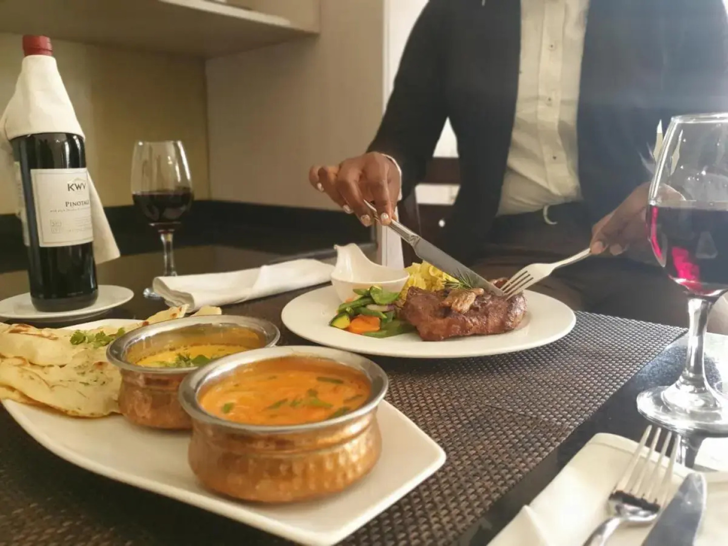 Serendib Suites & Conference Center