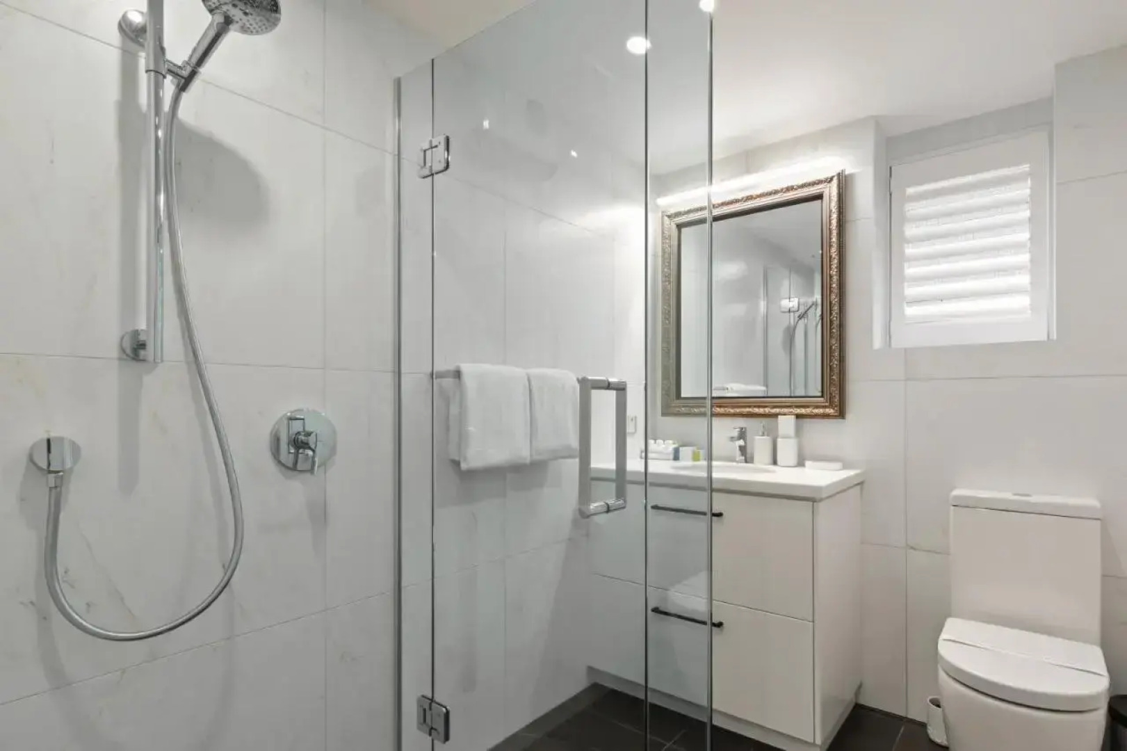 Queenstown House Luxury Lakeside Apartments