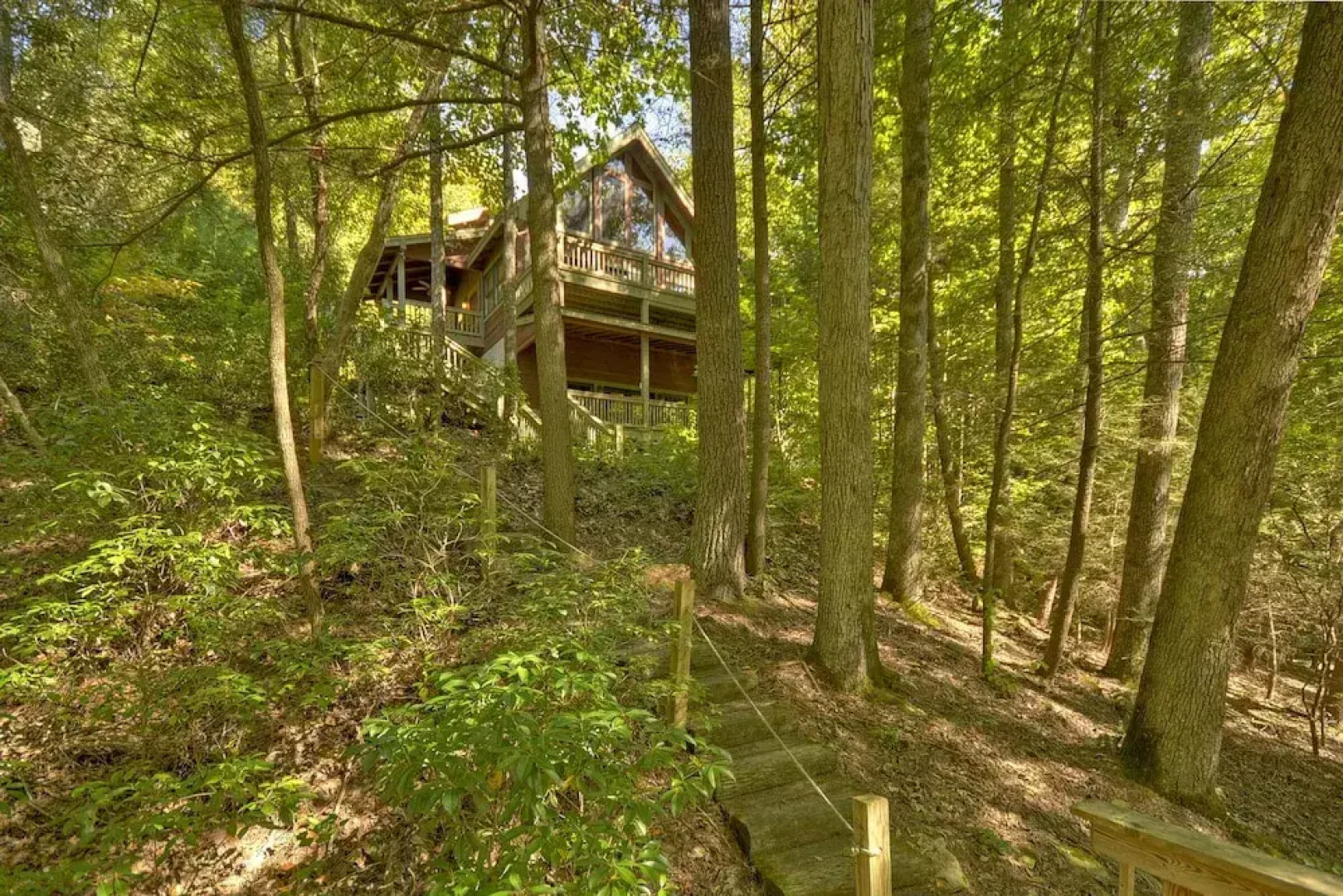 Thunder Falls- Cabin Perched Over 10ft Waterfalls!