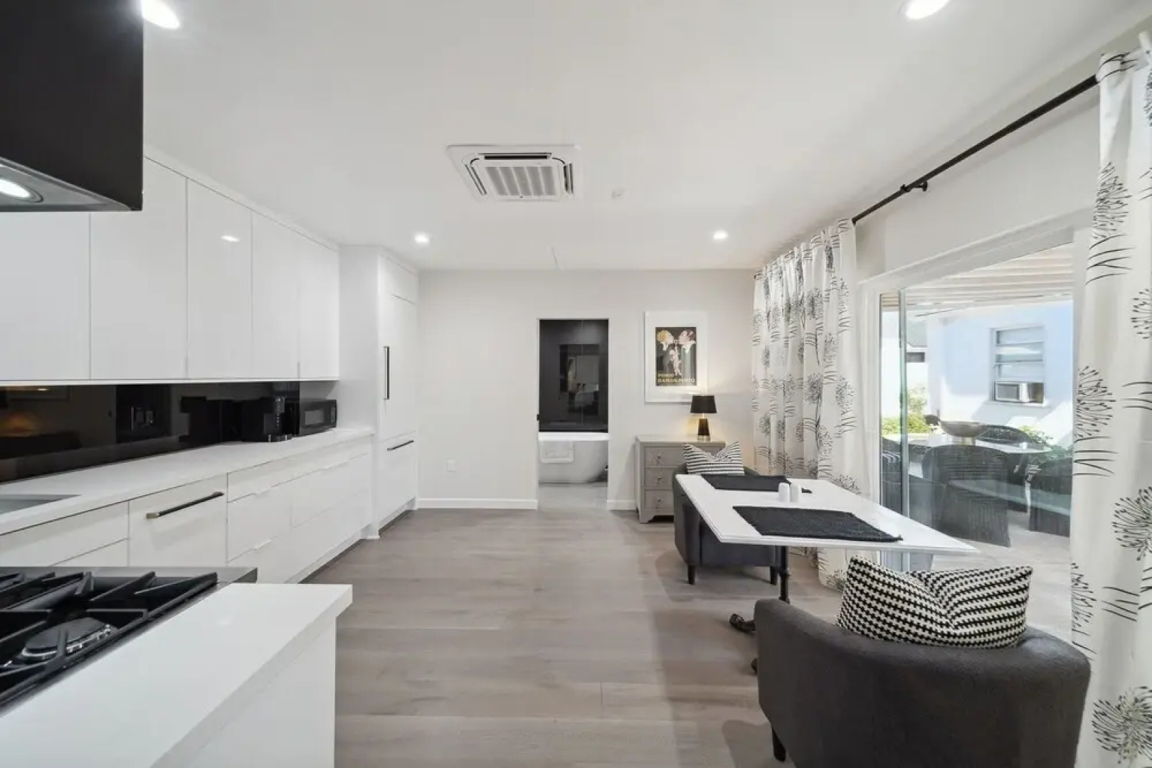 Chic Executive - Historic Floral Park Guest House 1 Bedroom Bungalow by Redawning