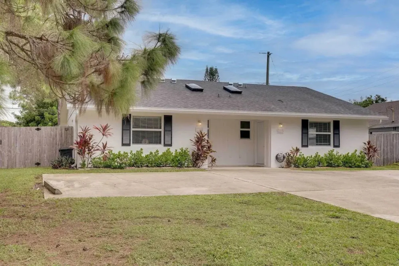 Jupiter Townhome w/ Patio & Yard ~ 6 Mi to Beach!