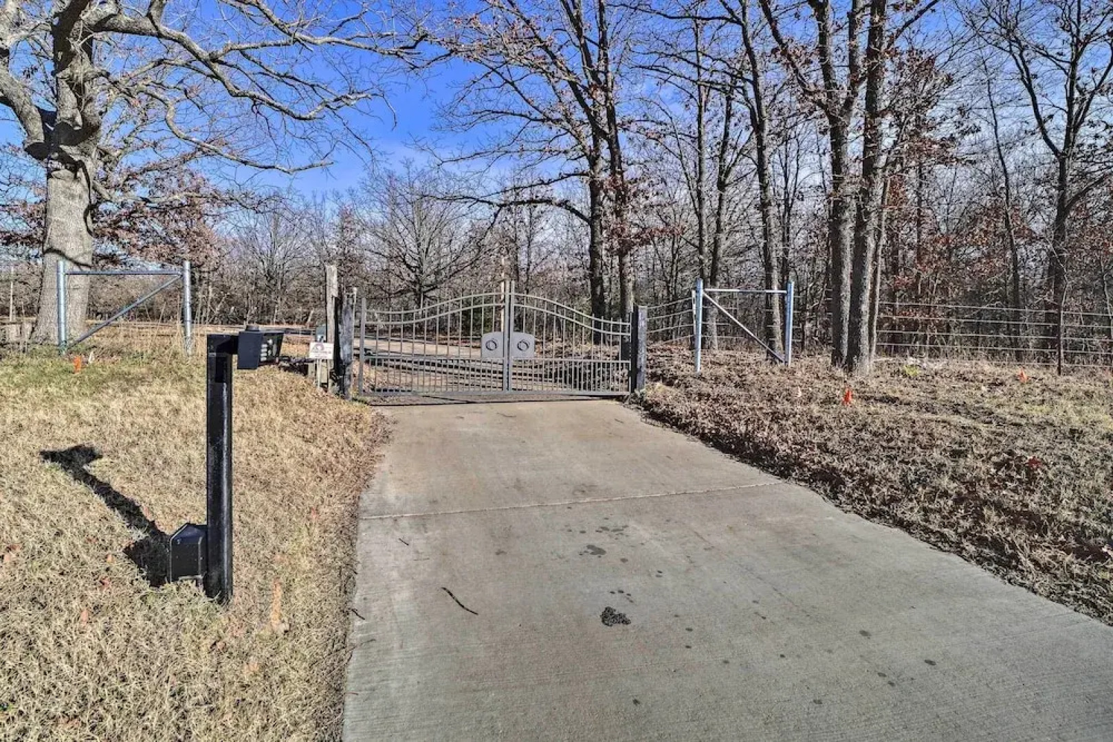 Grand Tulsa Getaway With Private Pond, Dock & Deck