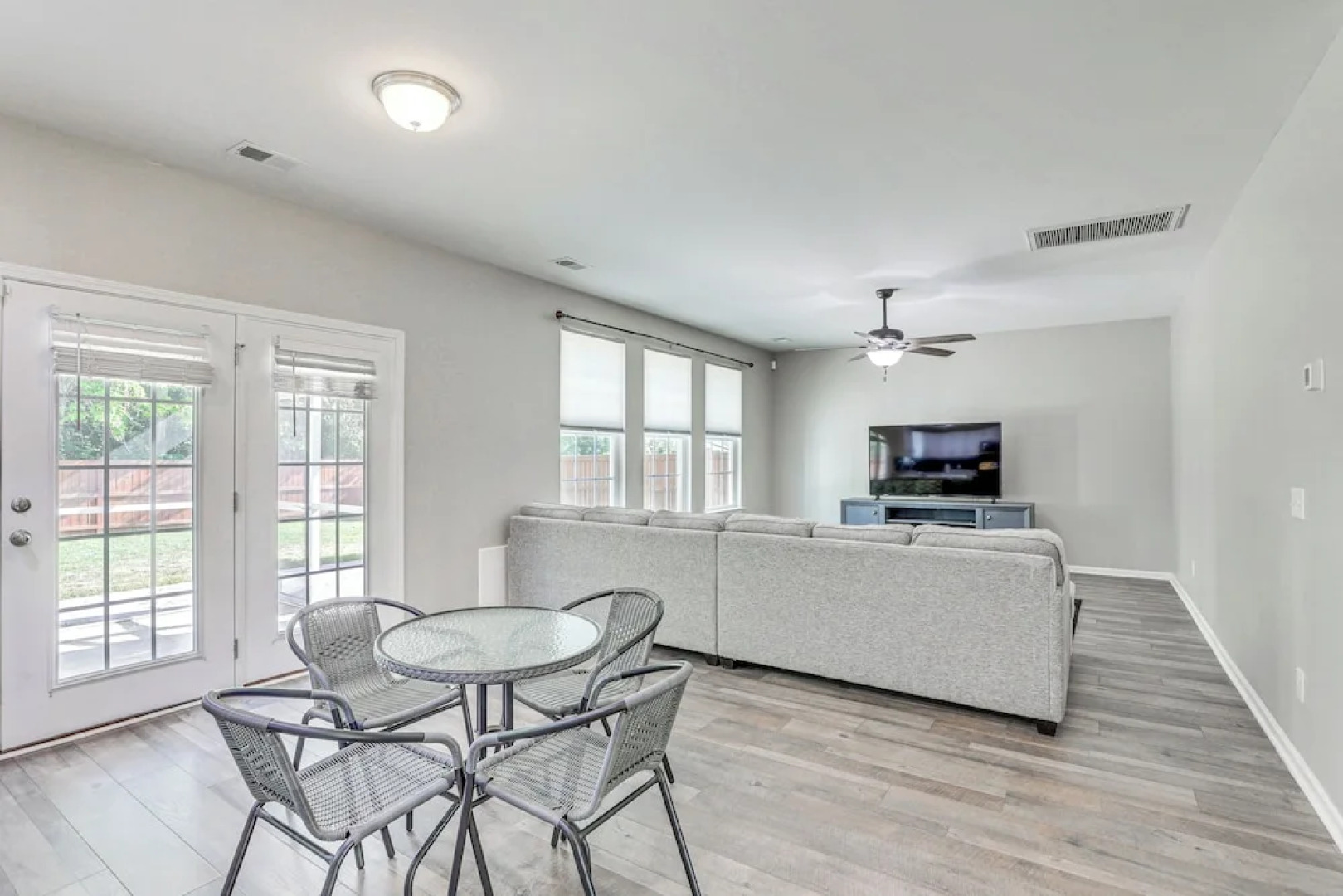 Pet-friendly Ladson Home: 23 Mi to Charleston!