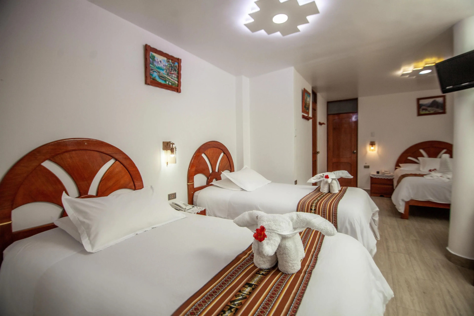 MAPILAND-Hotel Boutique. a unos pasos de la estación de tren y de autobus. Con vista al río y a las montañas