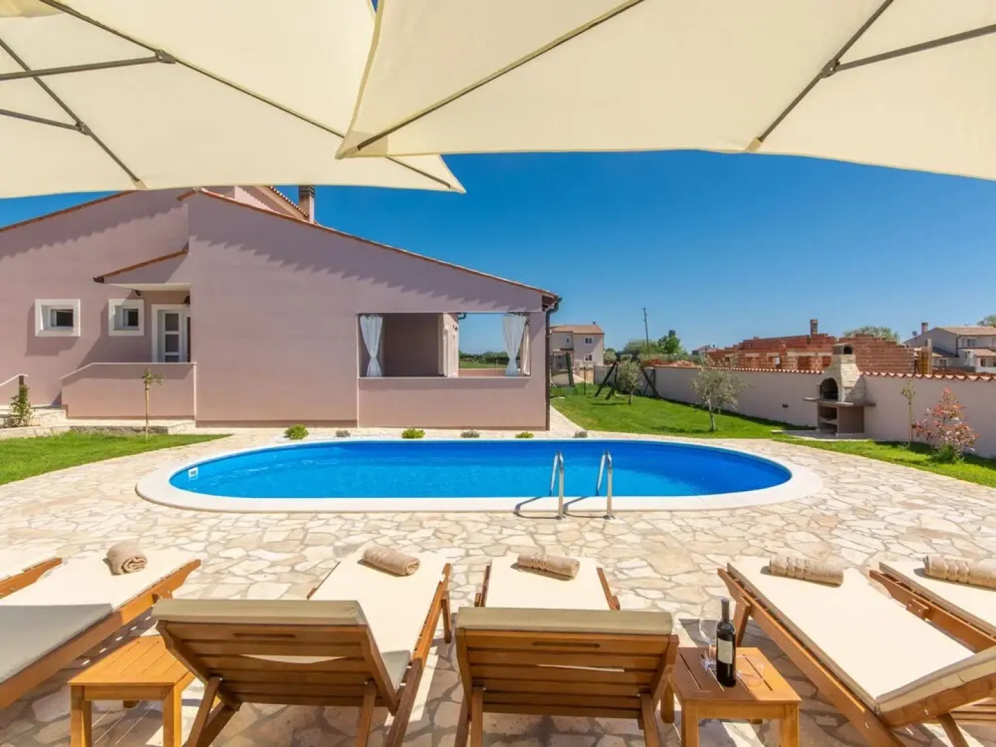 Villa With Large Garden and Pool, Ideal for 8 People, Only 10 Minutes Pula