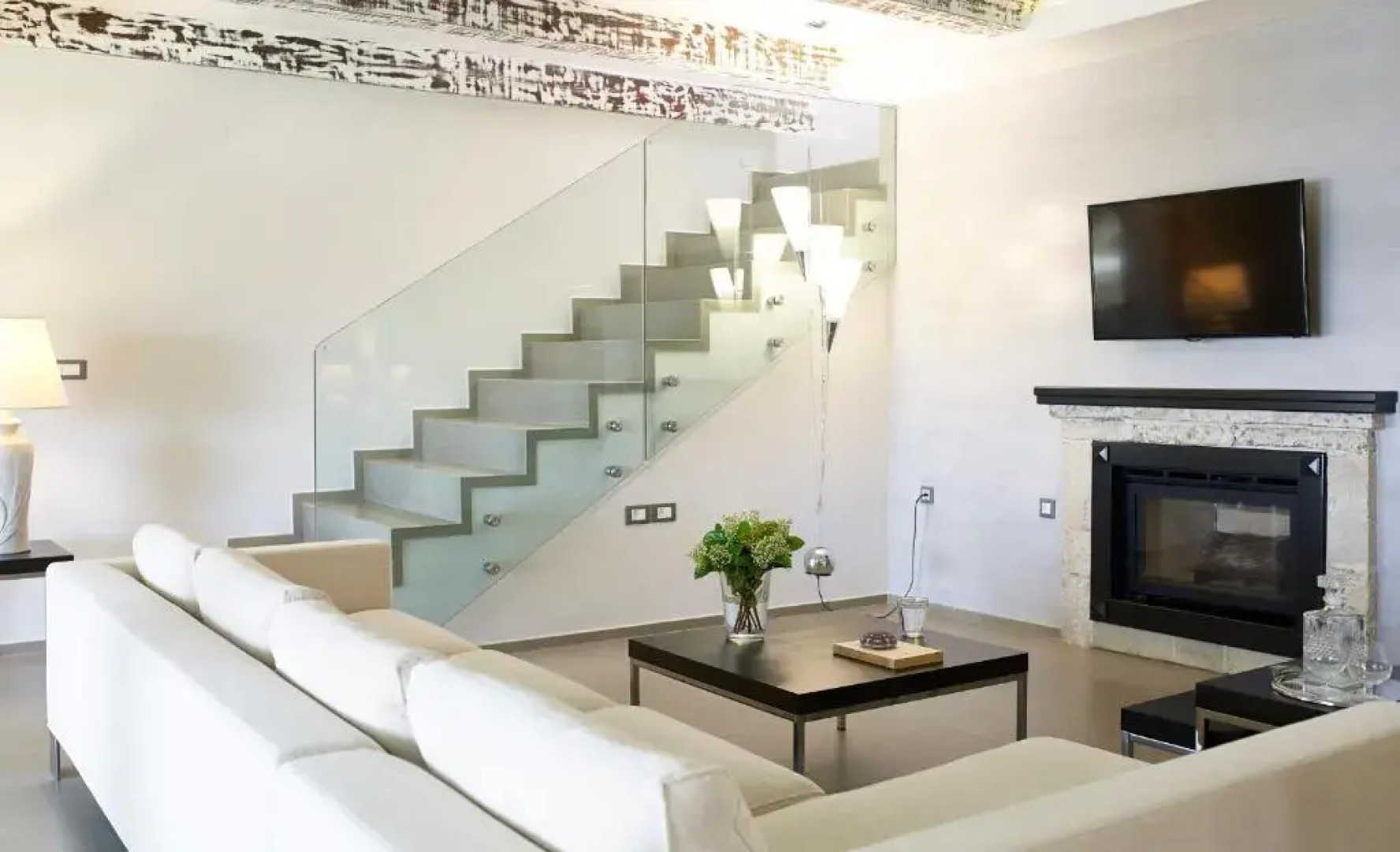 Luxurious 4 bedroom villa Xris with infinity pool and beach access