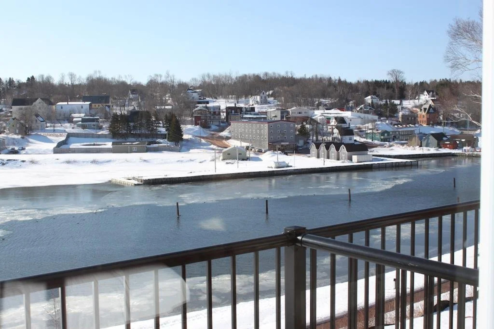 Lanes Riverhouse Inn & Cottages