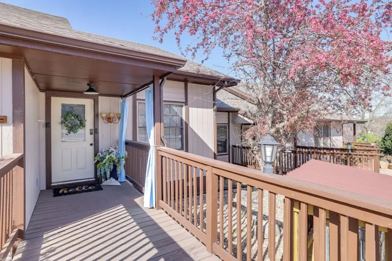 Holiday Island Escape w/ Panoramic Lake Views