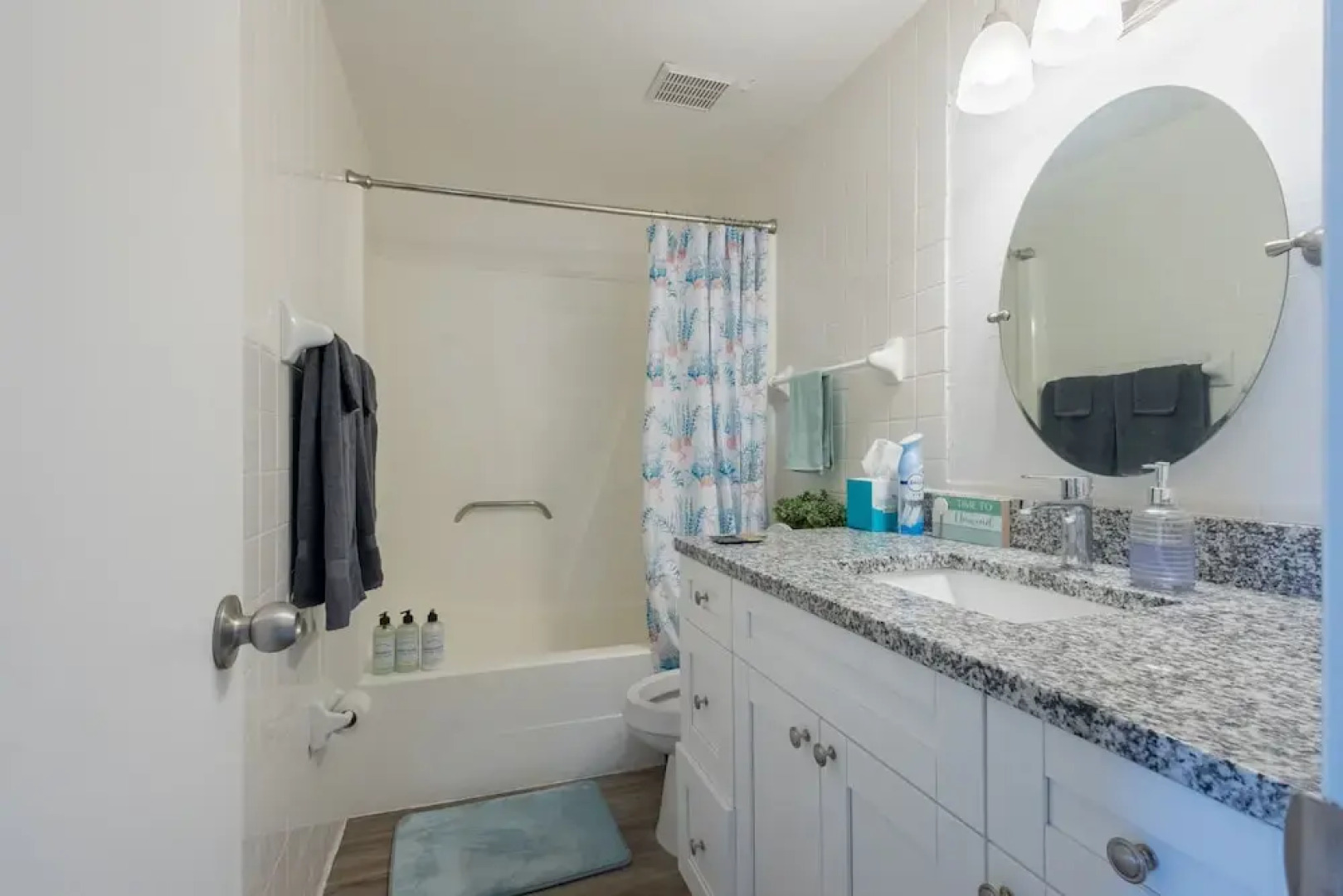 Sleeps 6 Hot Tub Fenced Yard Cozy Chic