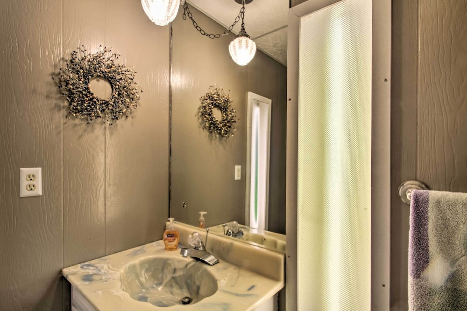 Swiss-style Chalet w/ Fireplace - Near Story Land!