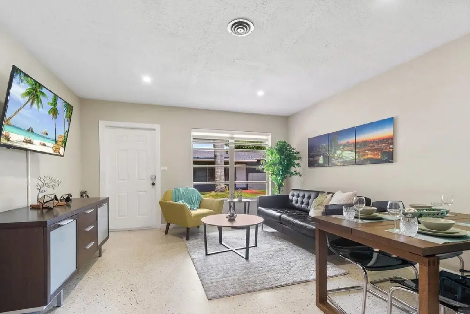 King /Queen Bed Mins from beach. Perfect get-away!