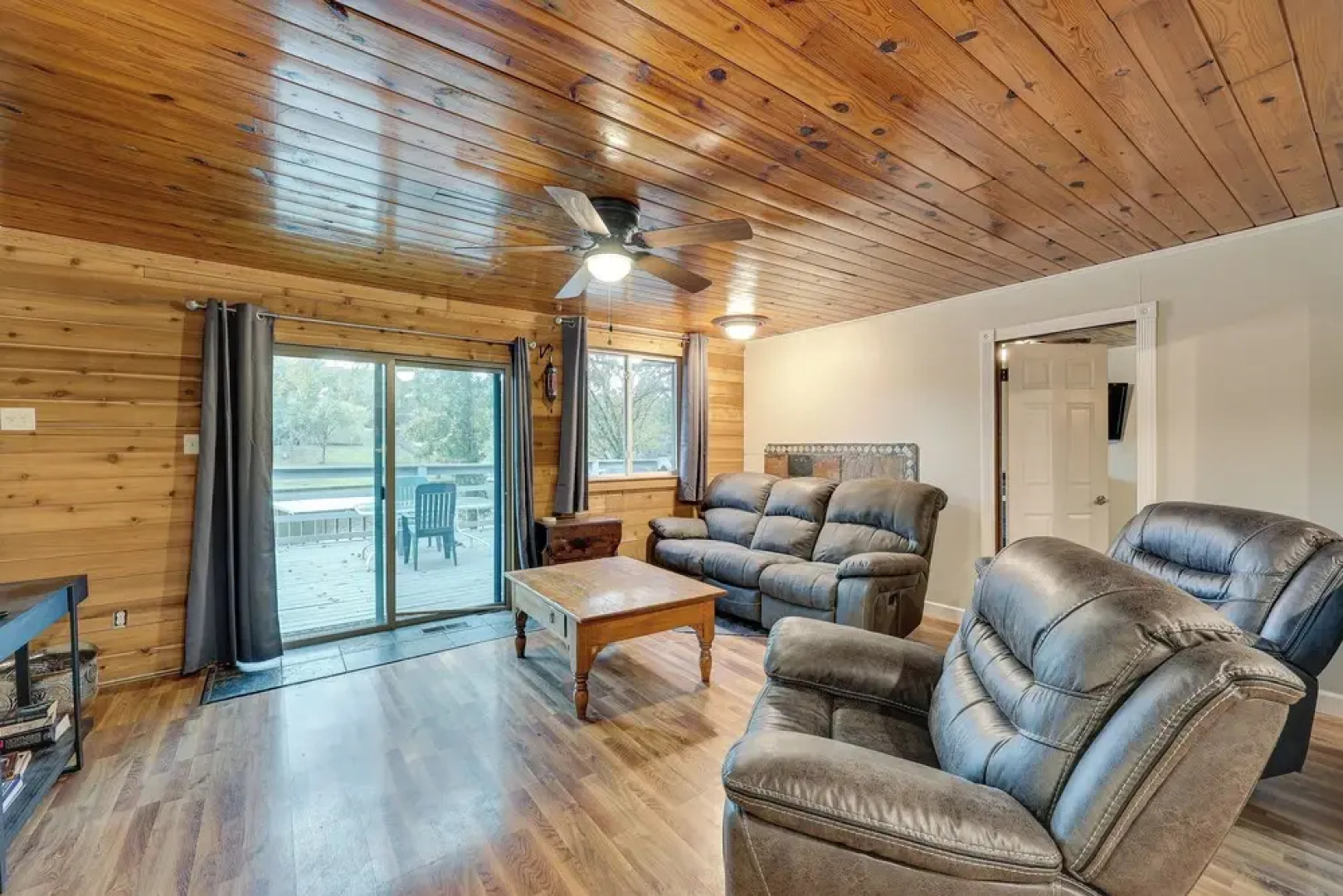 Spacious Hot Springs Lakehouse on Lake Hamilton!