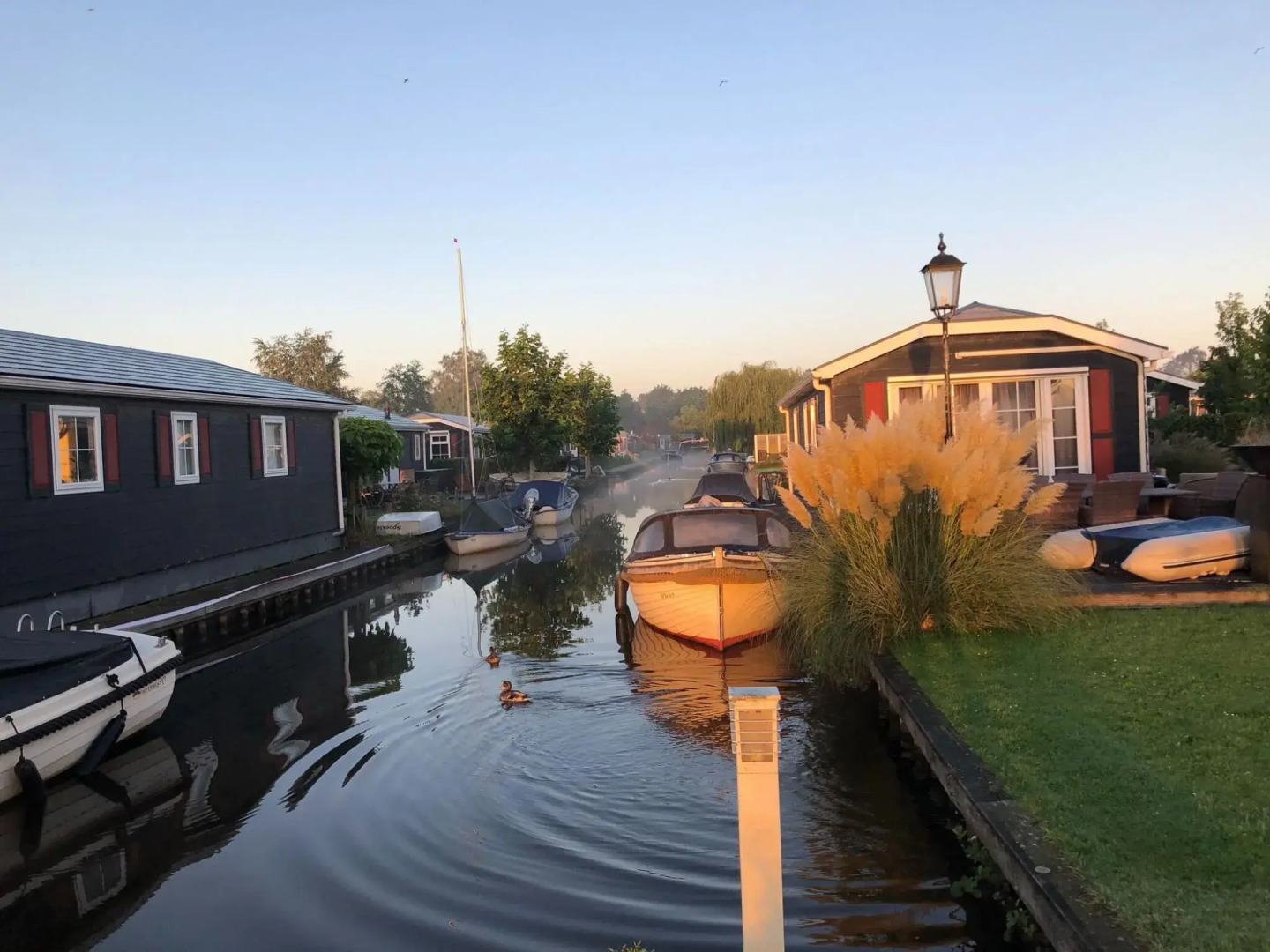 Chalet with a view of lake the Wiede in Giethoorn