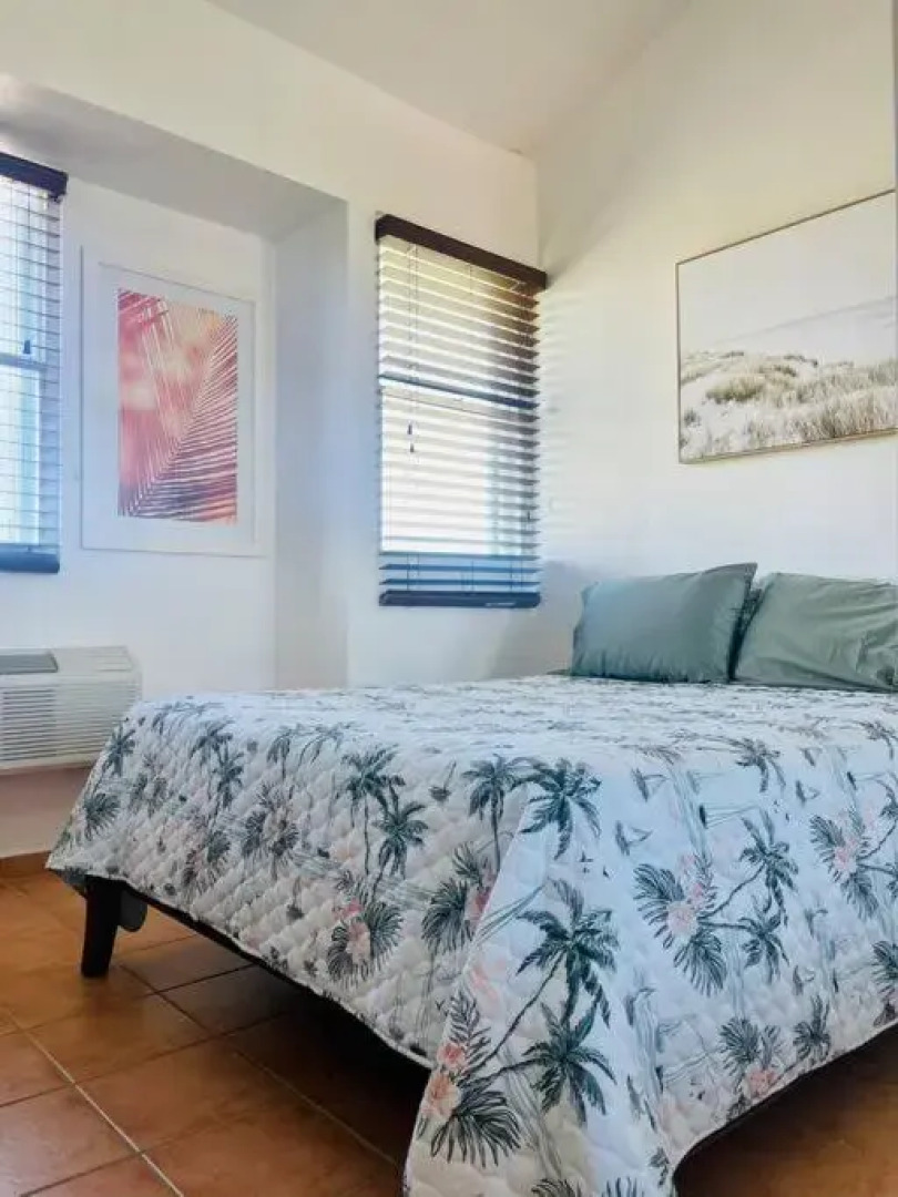 3Bedrm Beach Penthouse with Rooftop Terrace & WiFi