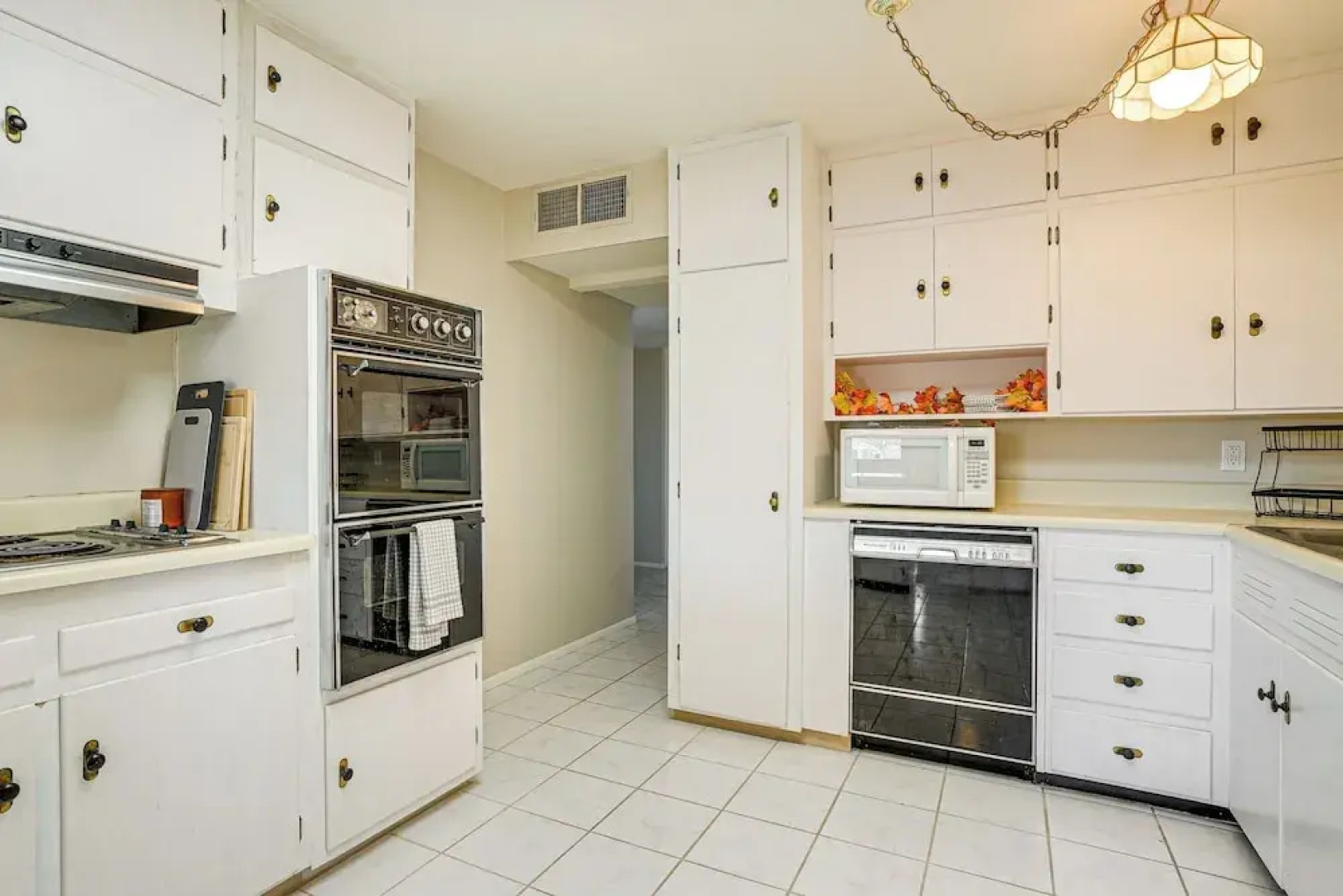 8 Mi to State Farm Stadium: Home in Youngtown